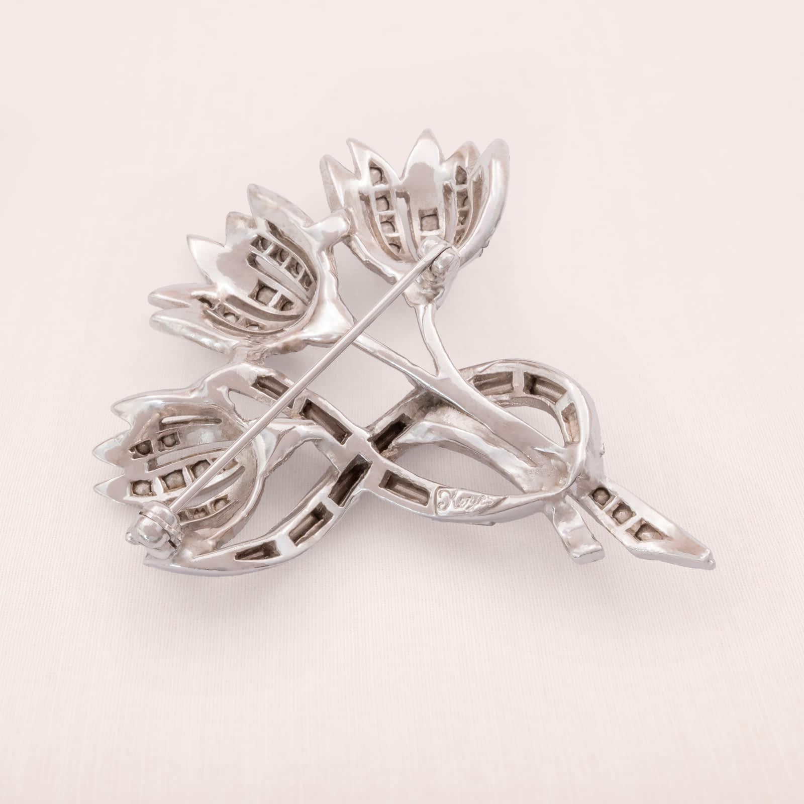 Keyes-Brosche-florales-Design-rhodinierte-Rückseite-signiert