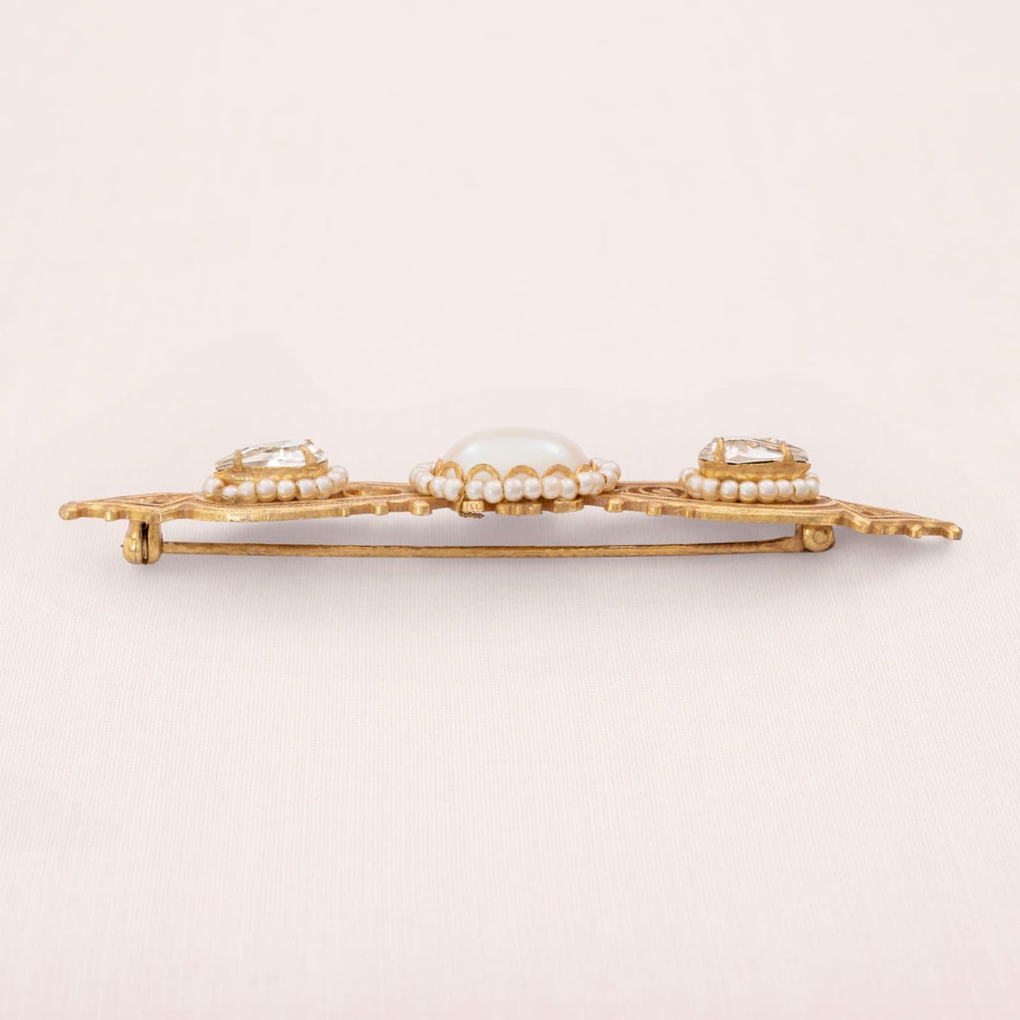 Miriam-Haskell-Brosche-vergoldet-Perlen-Kristalle-Tropfenform-Seiteansicht