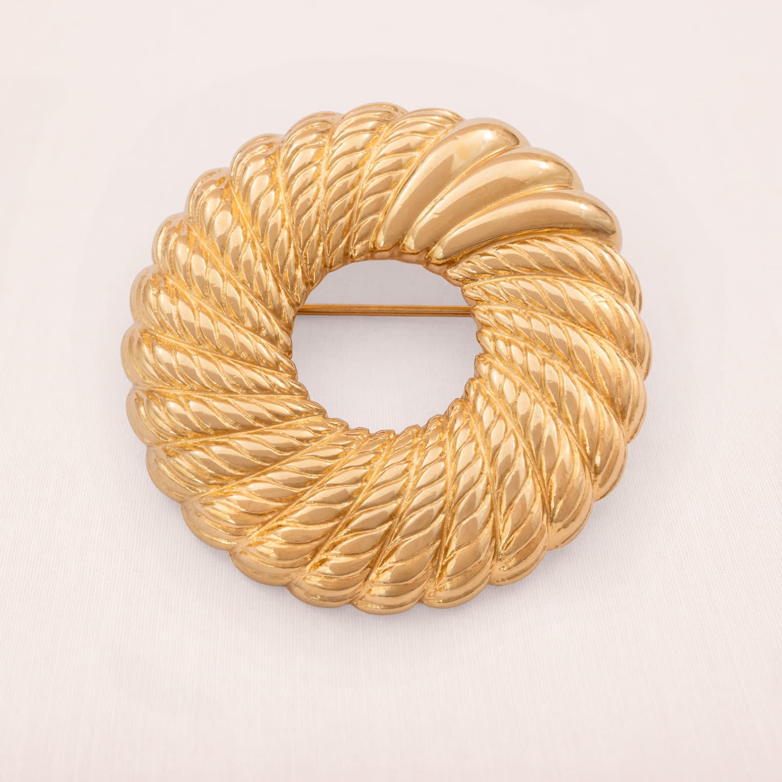 Monet-Brosche-vergoldet-klassisches-Kranz-Design-texturiert