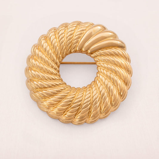 Monet-Brosche-vergoldet-klassisches-Kranz-Design-texturiert