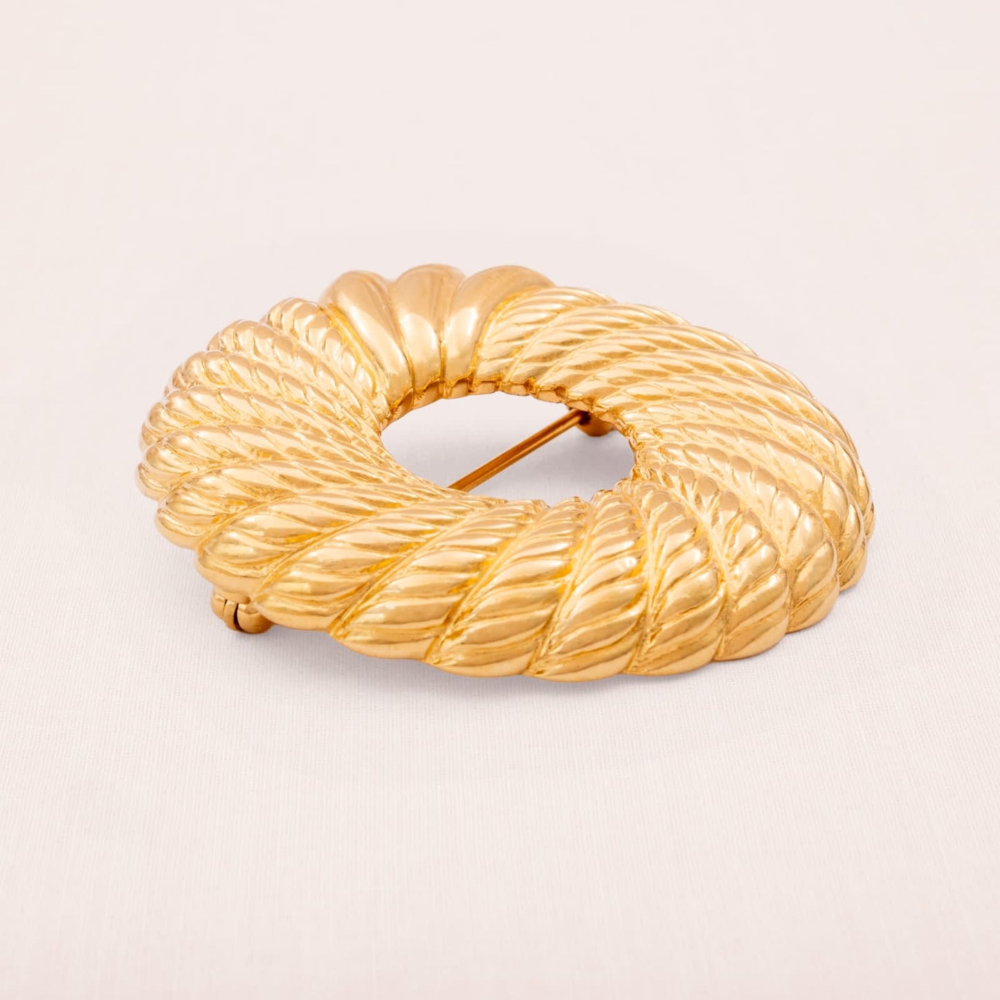 Monet-Brosche-vergoldet-klassisches-Kranz-Design-texturiert