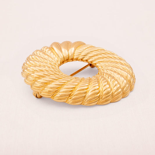 Monet-Brosche-vergoldet-klassisches-Kranz-Design-texturiert