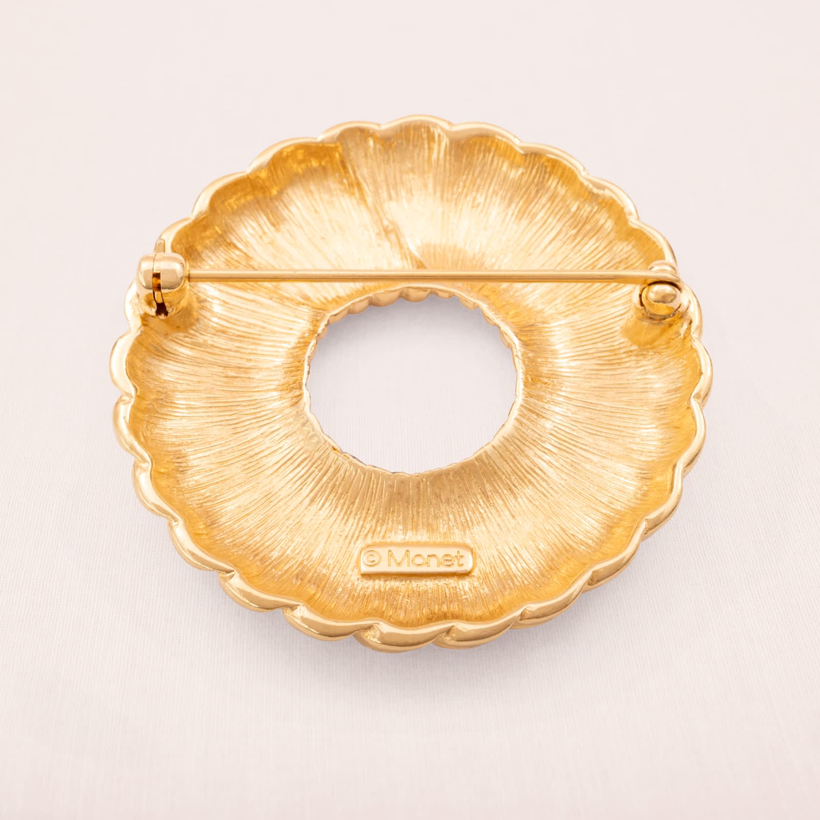 Monet-Brosche-vergoldet-klassisches-Kranz-Design-Rückseite-signiert