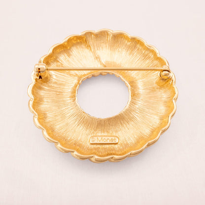 Monet-Brosche-vergoldet-klassisches-Kranz-Design-Rückseite-signiert