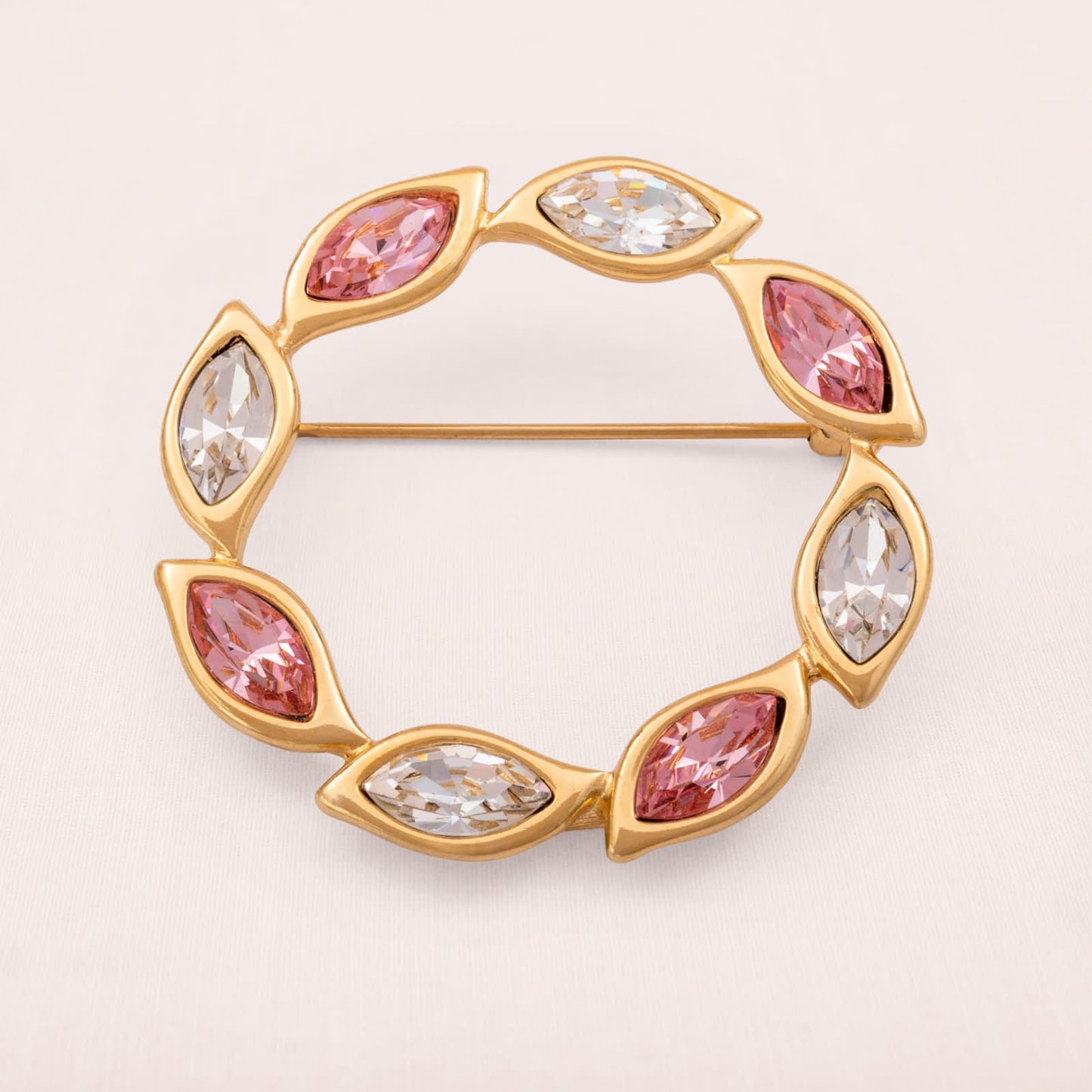 Monet-Kranz-Brosche-vergoldet-rosa-weiße-Navette-Kristallsteine