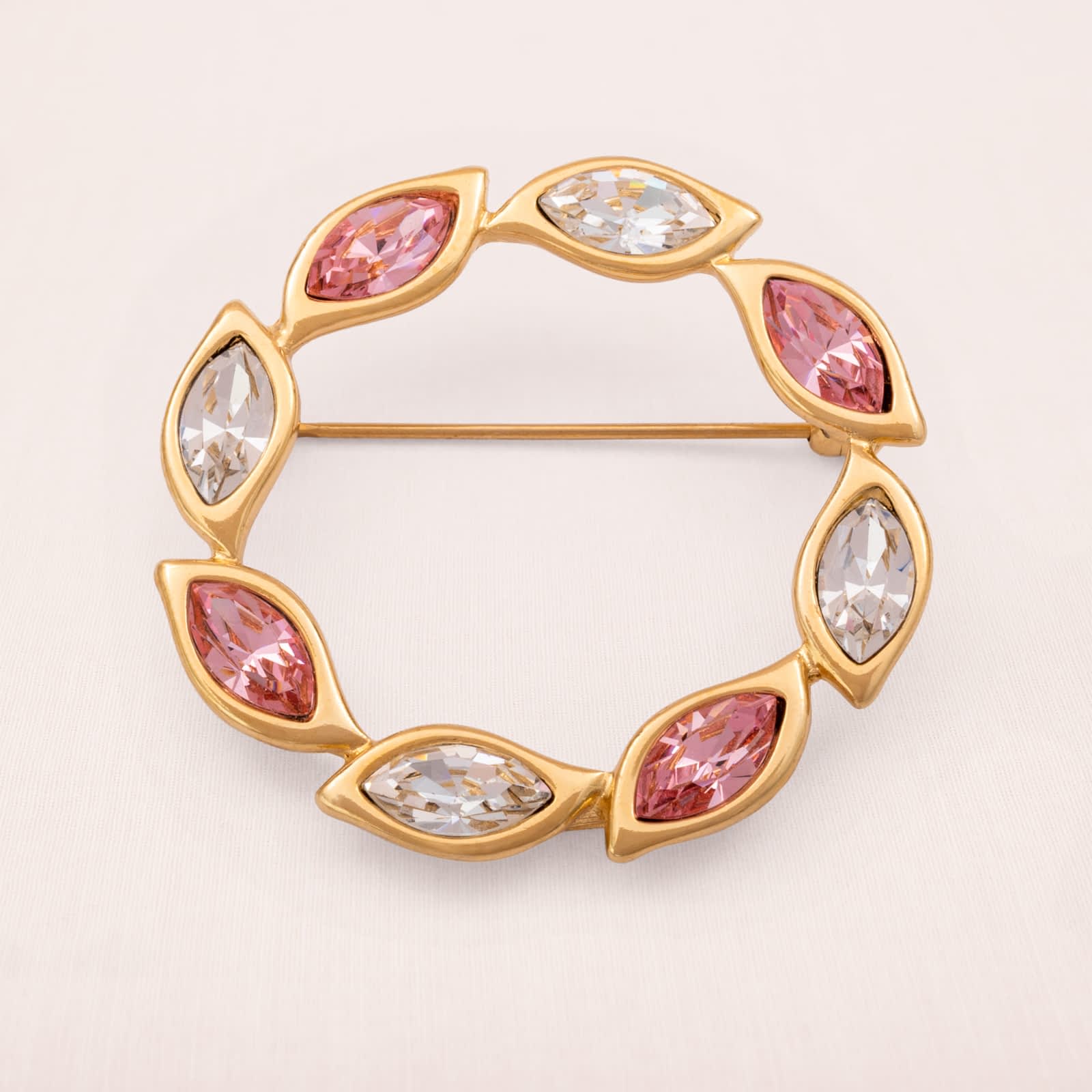 Monet-Kranz-Brosche-vergoldet-rosa-weiße-Navette-Kristallsteine