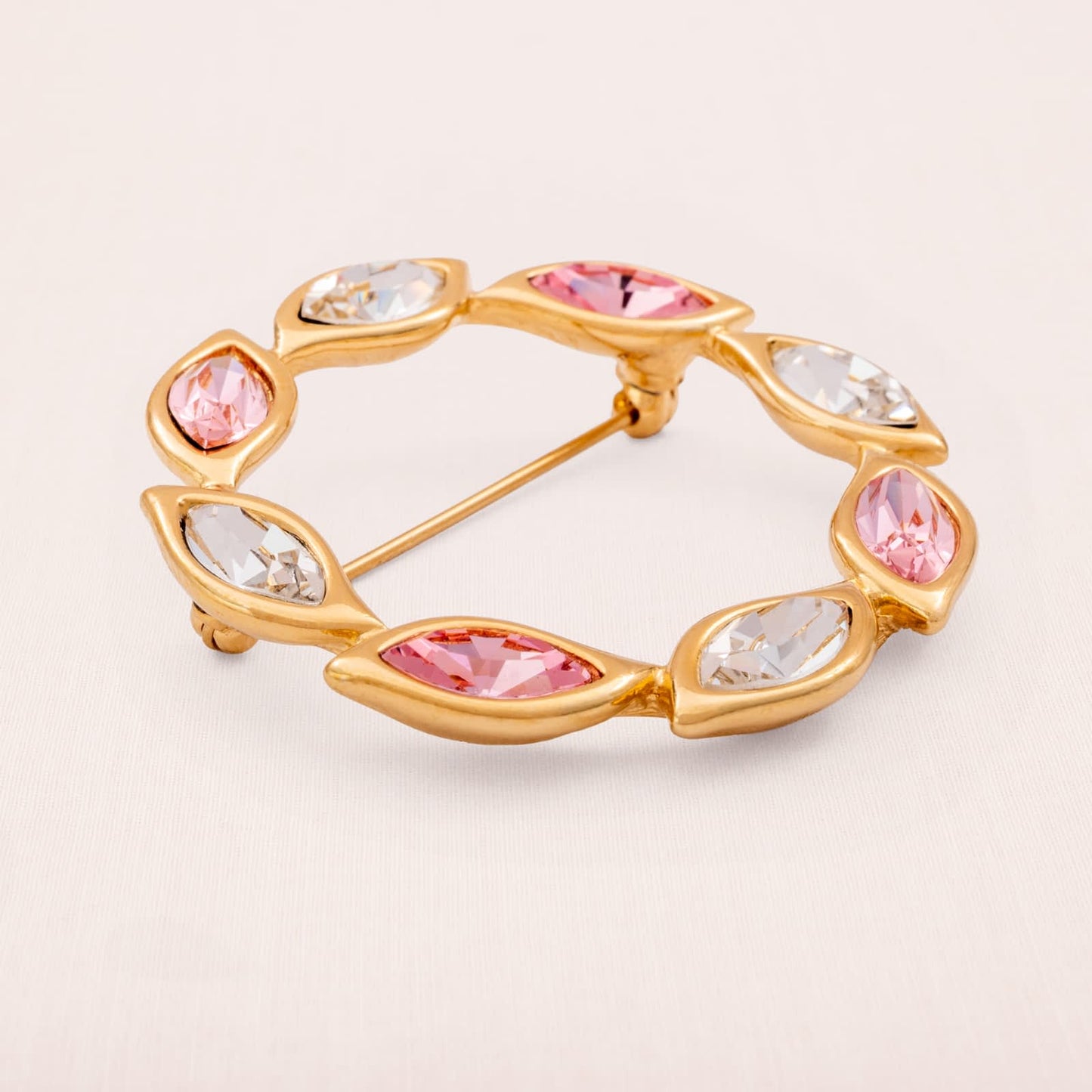 Monet-Kranz-Brosche-vergoldet-rosa-weiße-Navette-Kristallsteine