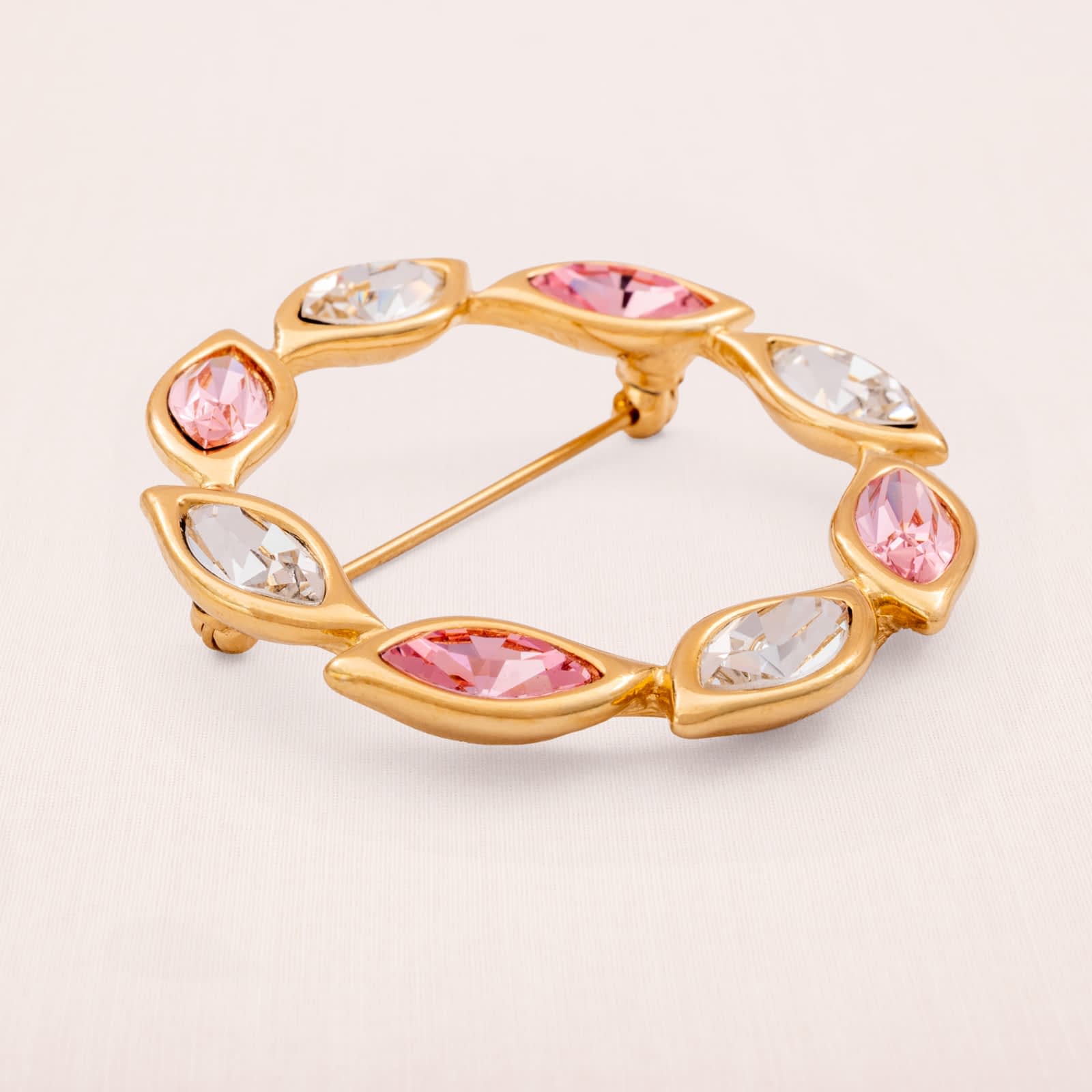 Monet-Kranz-Brosche-vergoldet-rosa-weiße-Navette-Kristallsteine