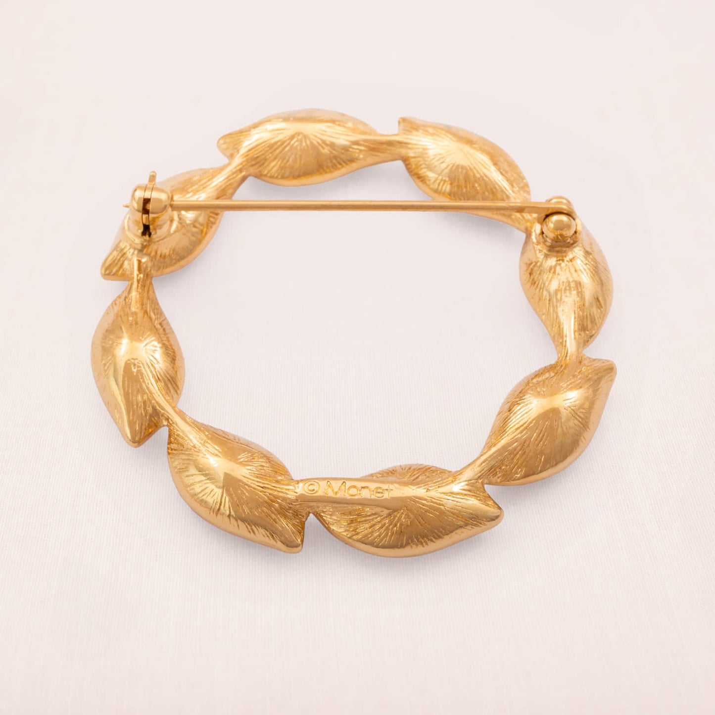 Monet-Kranz-Brosche-vergoldete-Rückseite-signiert