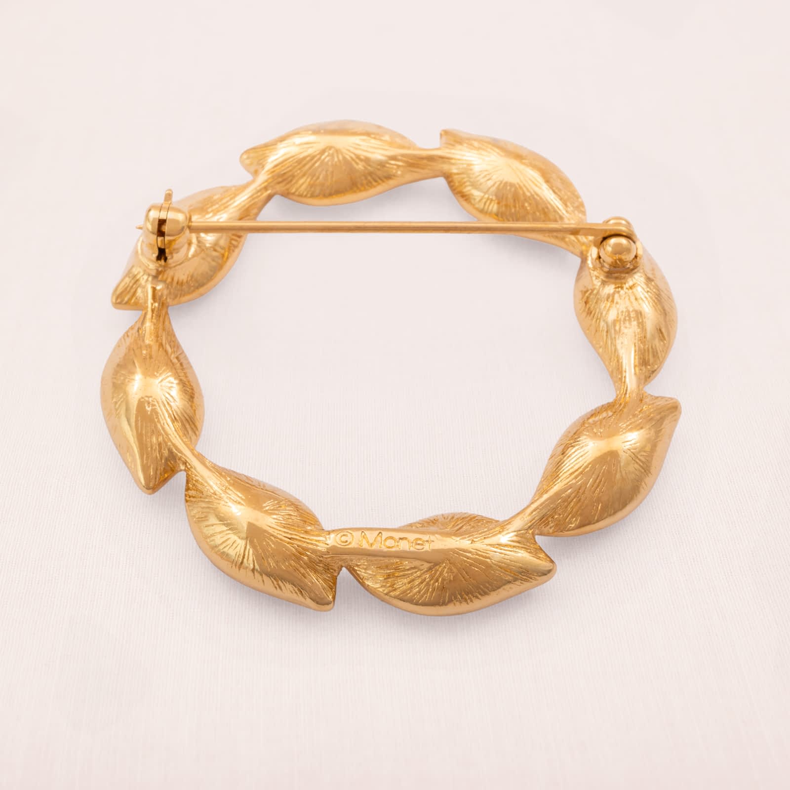 Monet-Kranz-Brosche-vergoldete-Rückseite-signiert