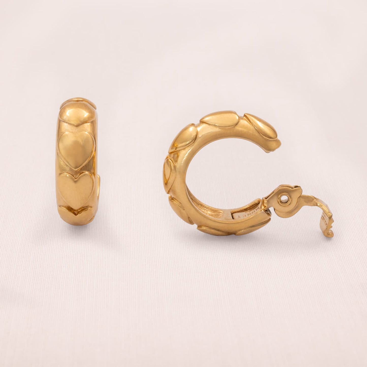 Monet-Ohrclips-Kreolen-vergoldet-Herz-Design