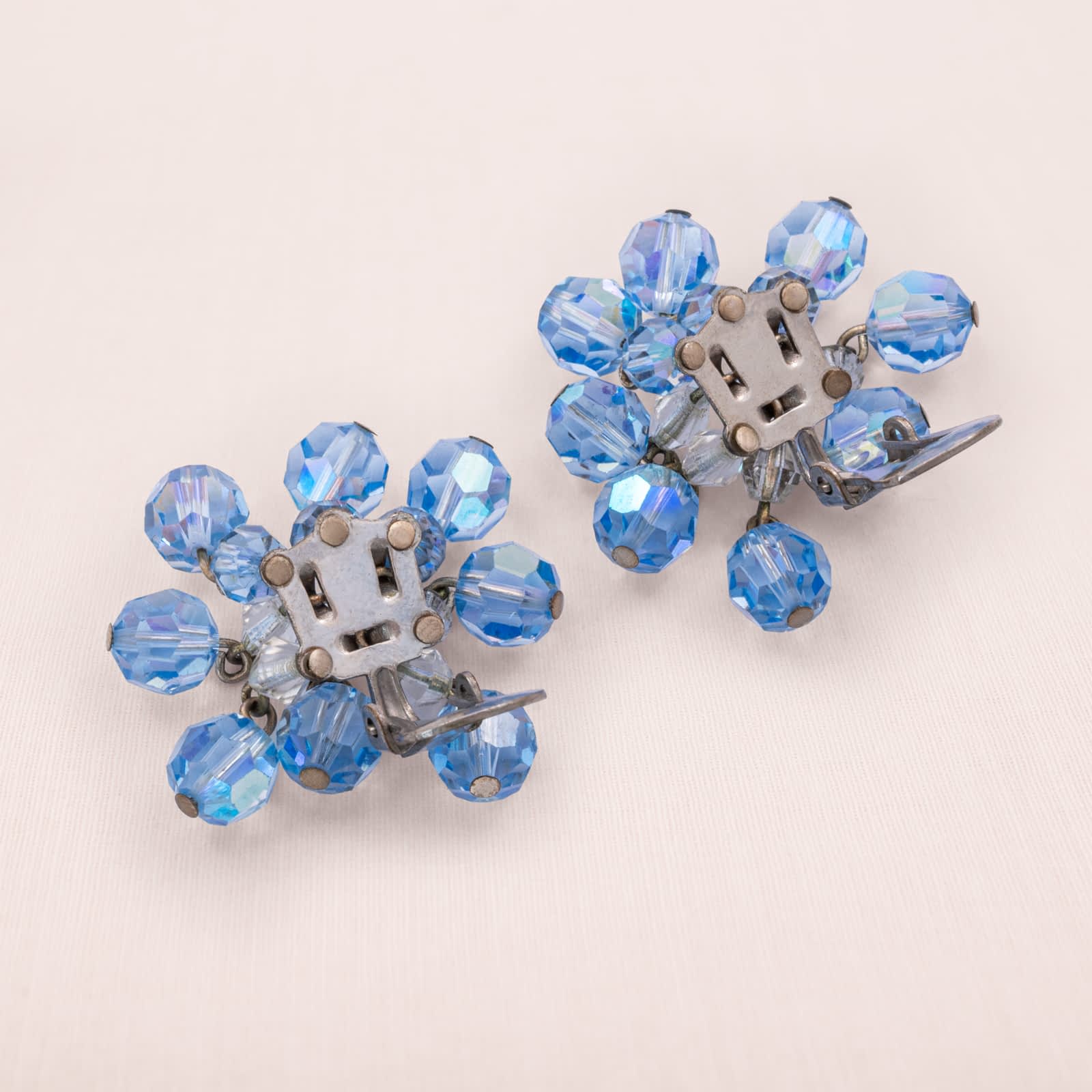 Vintage-Cha-Cha-Ohrclips-1950s-Design-Aurora-Borealis-Perlen-blau-Rückseiten