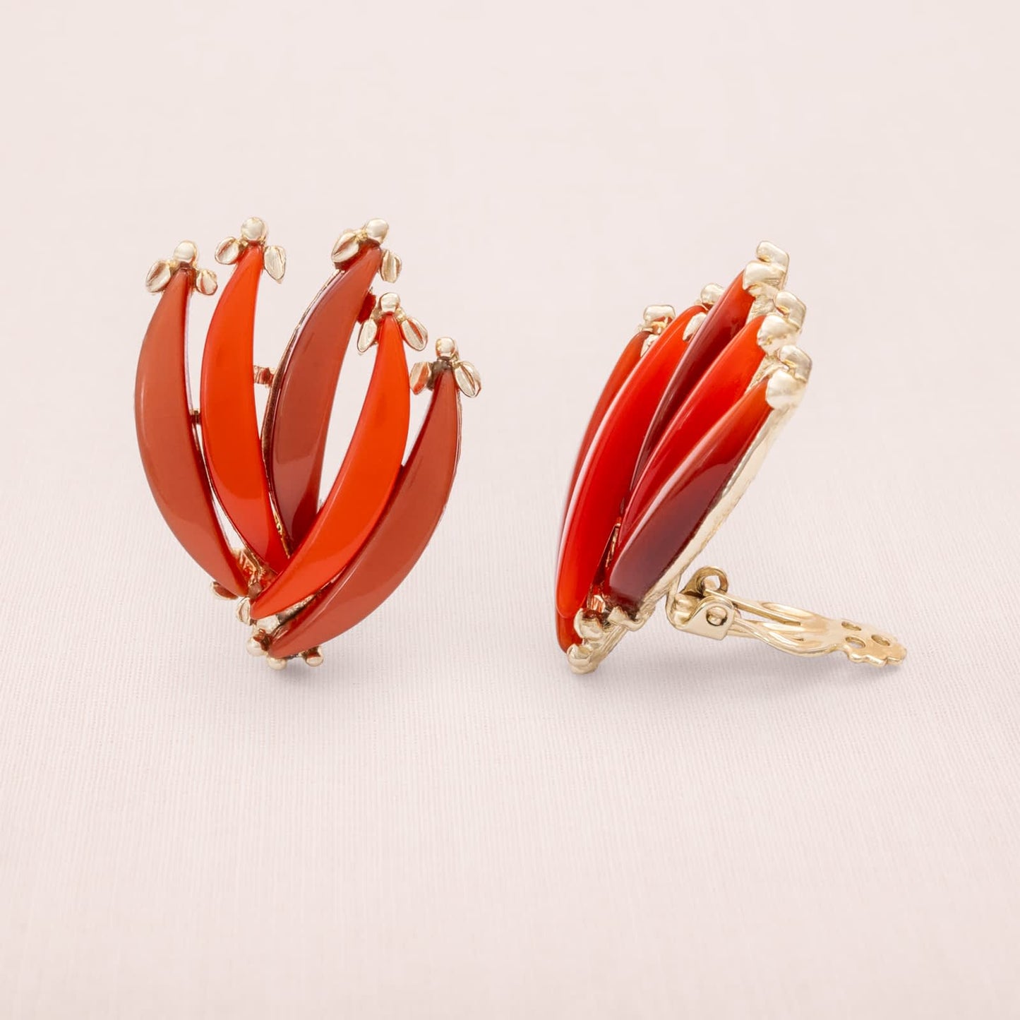 Vintage-Ohrclips-roter-Lucite-abstrakt-florales-Design