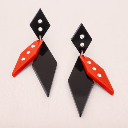 Vintage-Ohrclips-Kunststoff-Rauten-Hänger-schwarz-rot-1980er-Art-Deco