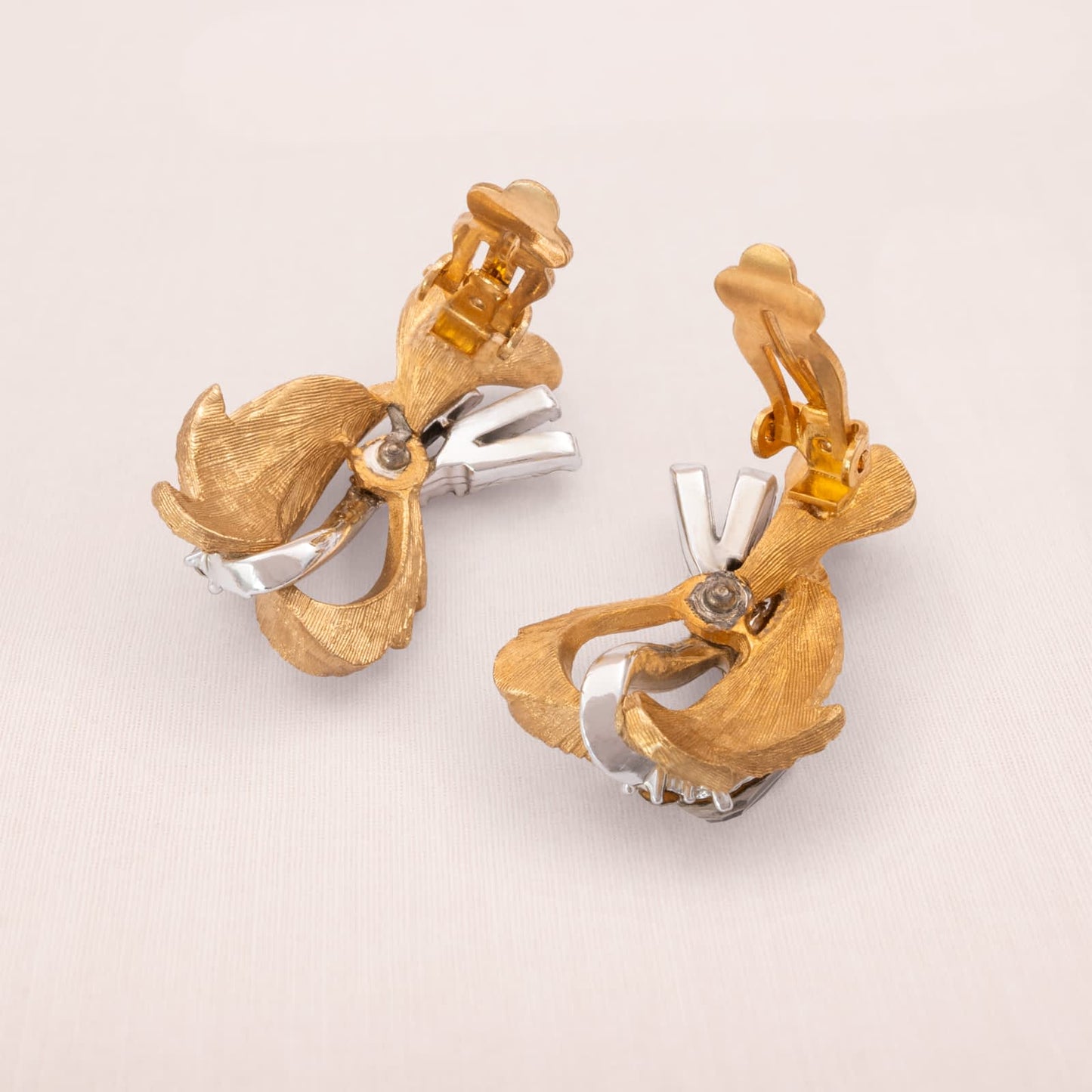 Vintage-Ohrclips-1950er-vergoldete-Rückseiten-abstraktes-feminines-Design