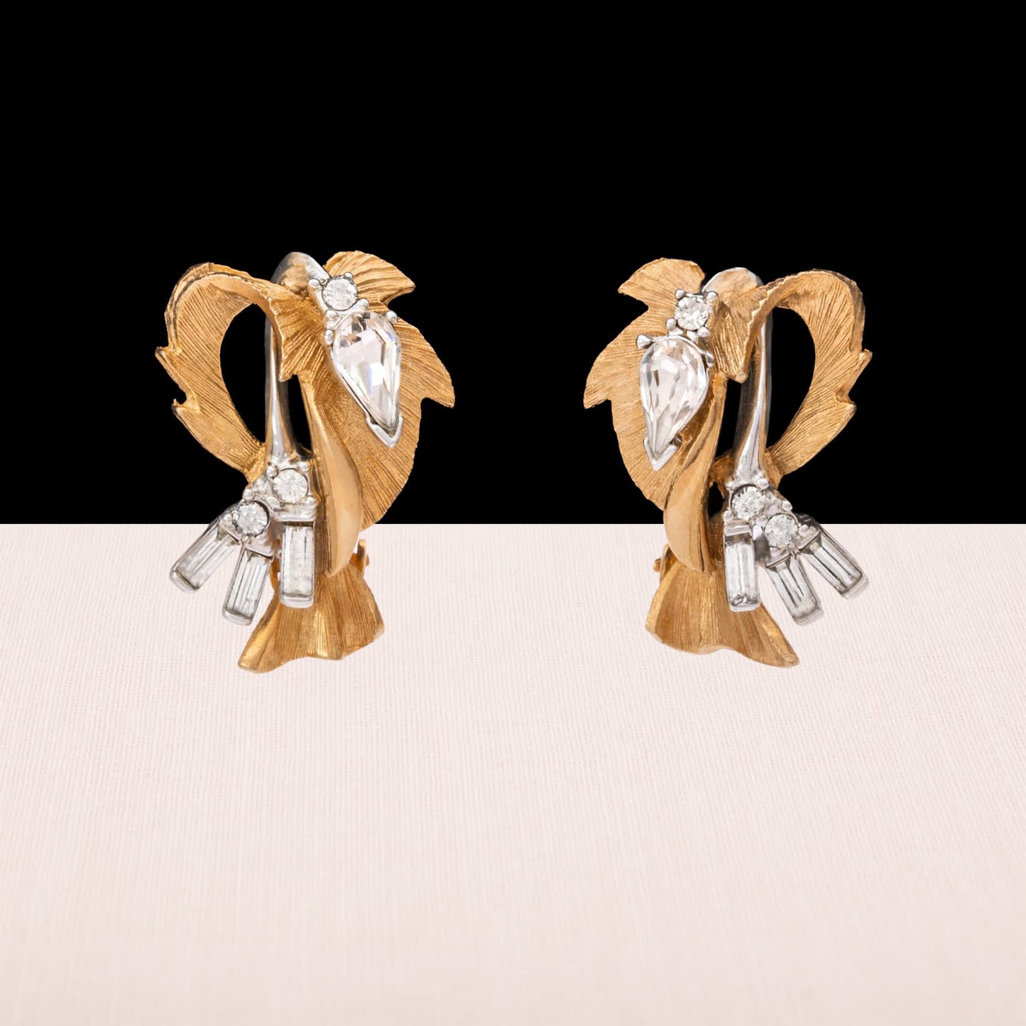 Vintage-Ohrclips-1950er-vergoldet-Strass-verziert-abstraktes-feminines-Design