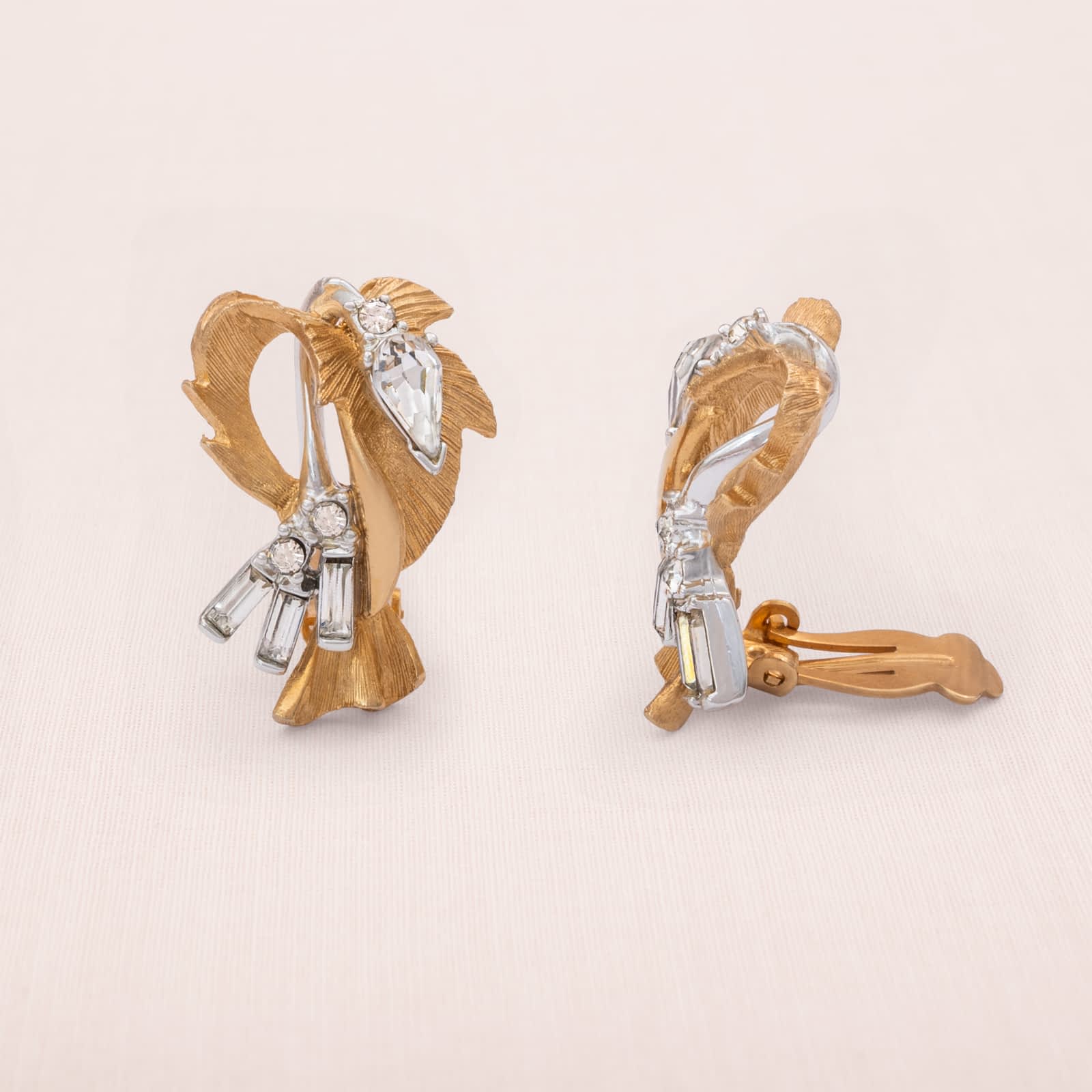 Vintage-Ohrclips-1950er-vergoldet-Strass-verziert-abstraktes-feminines-Design