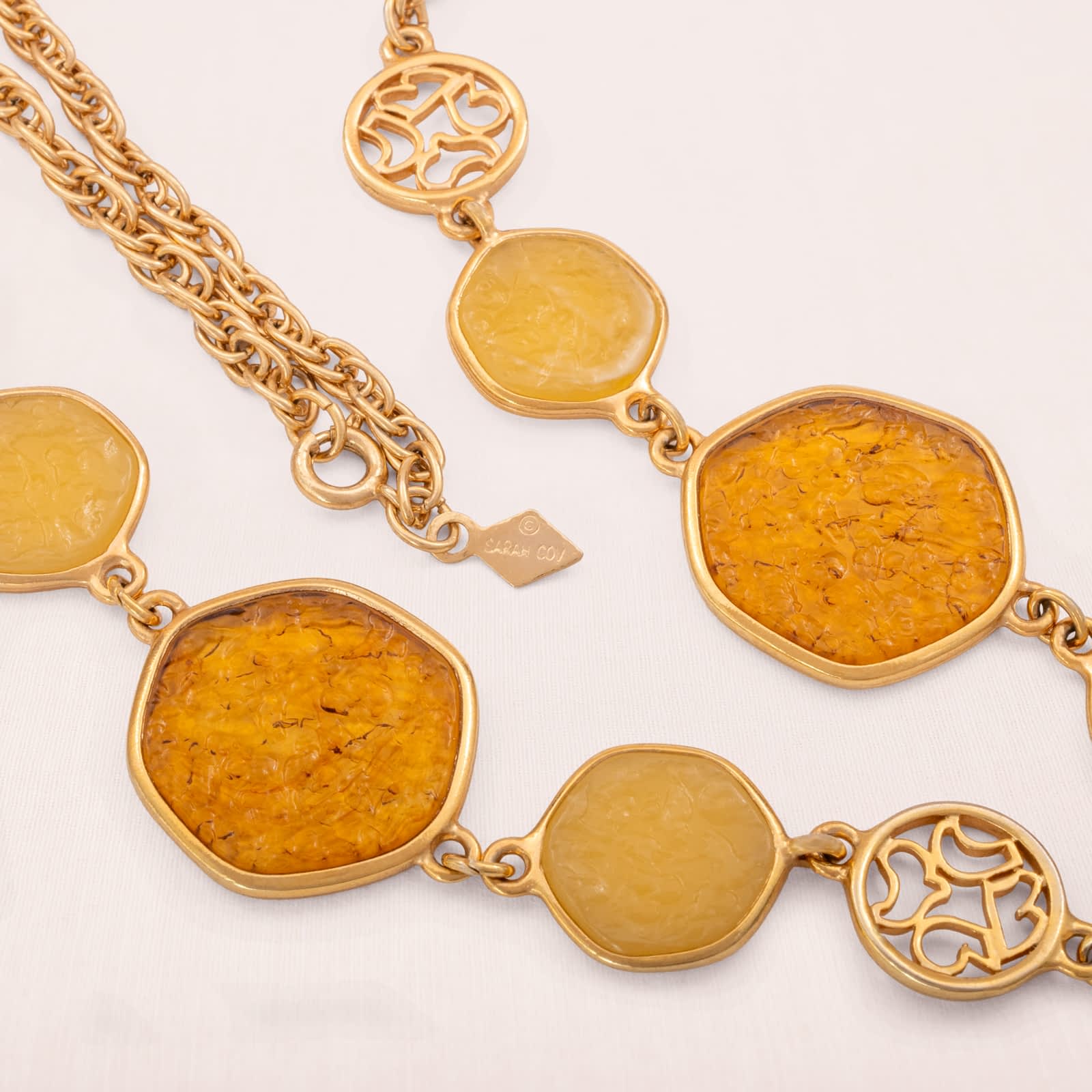 Sarah-Coventry-Halskette-lang-Kordelkette-Plättchen-braun-gelb-1974-signiert