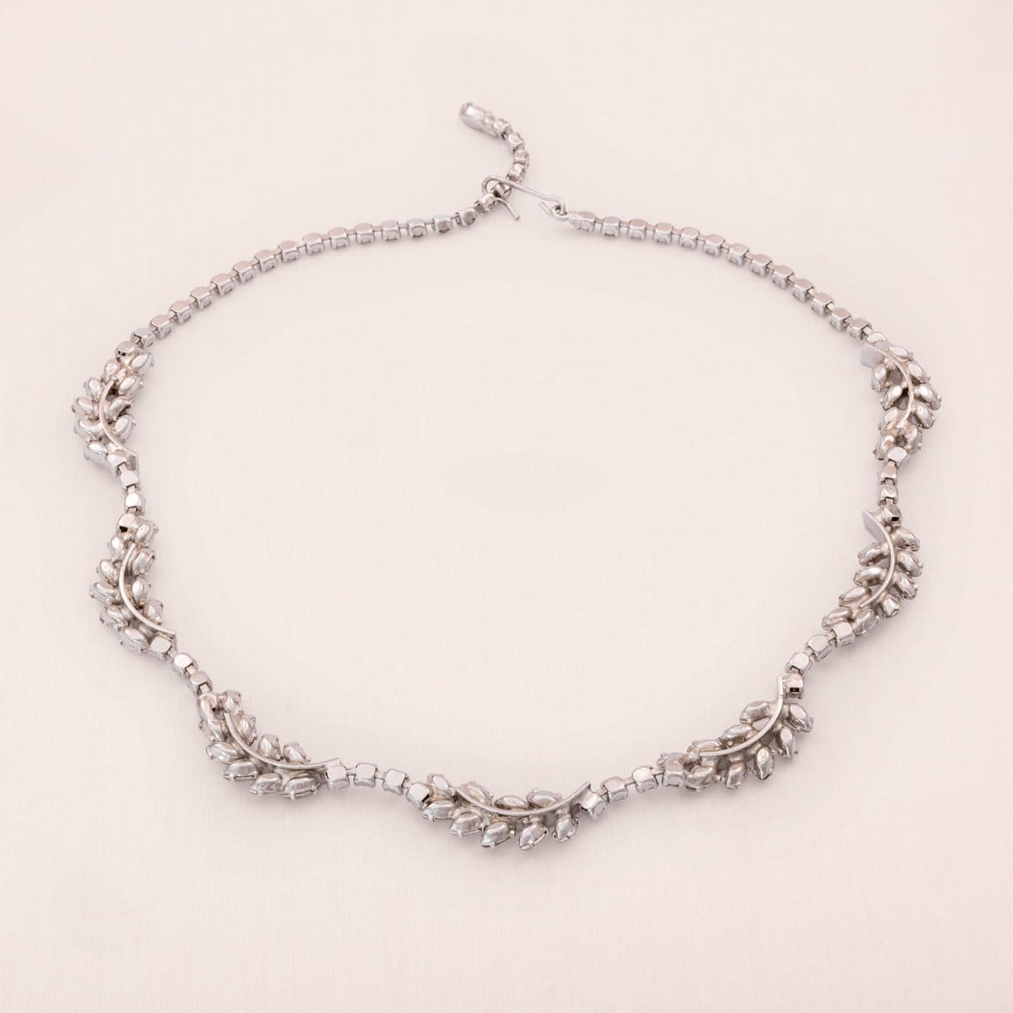 Vintage-Strass-Halskette-florales-Design-rhodinierte-Rückseite