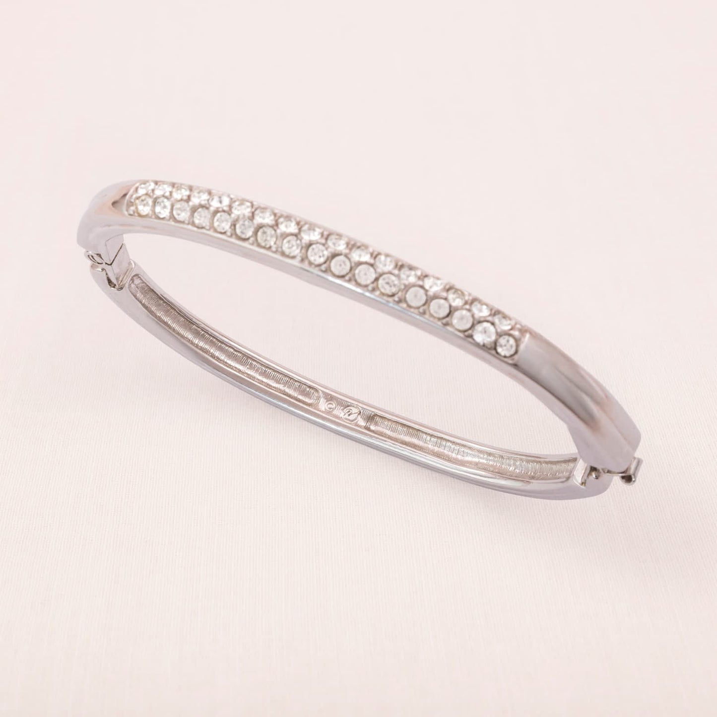 Swarovski-Armreif-zum-öffnen-rhodiniert-Kristallbesetzt-Schwan-signiert