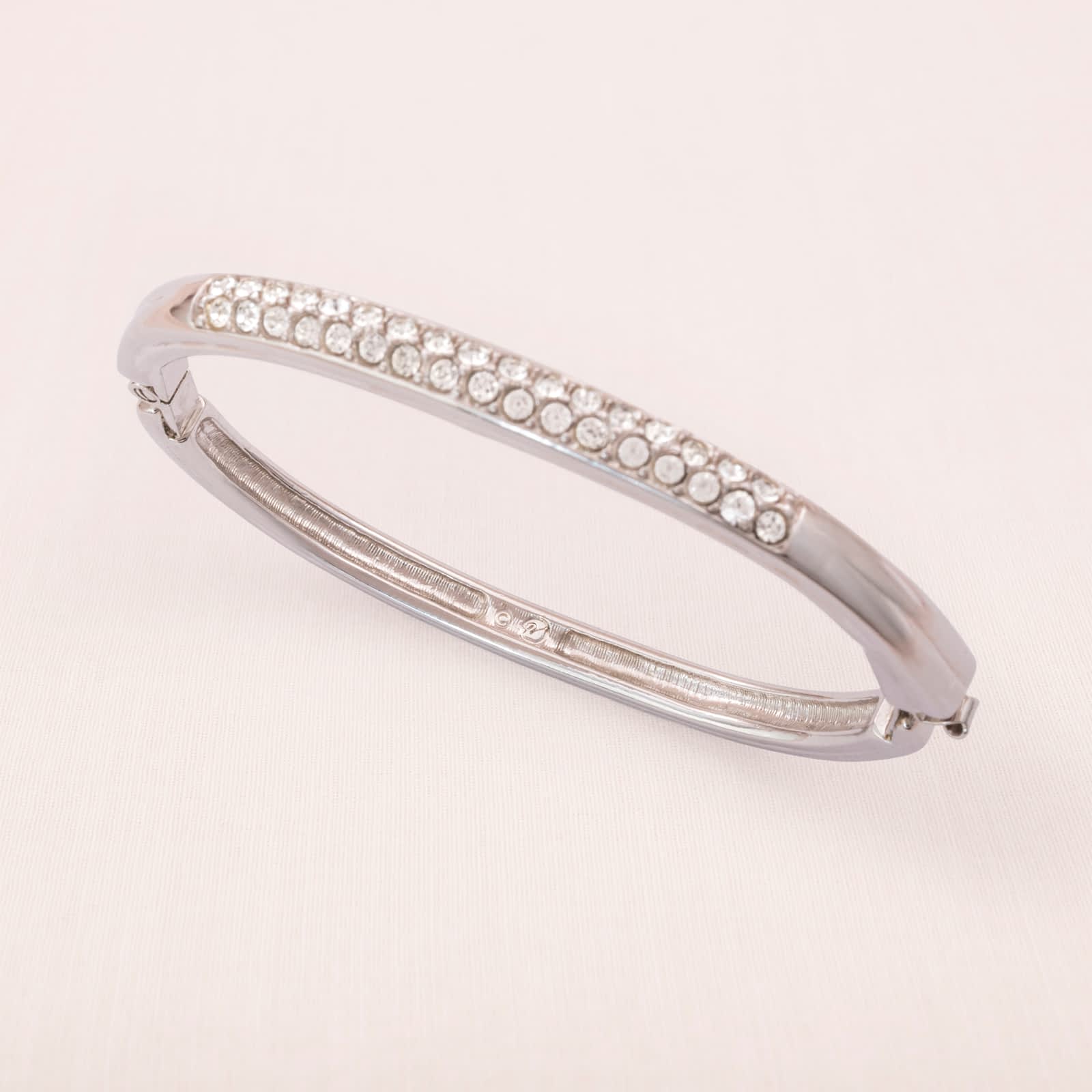 Swarovski-Armreif-zum-öffnen-rhodiniert-Kristallbesetzt-Schwan-signiert