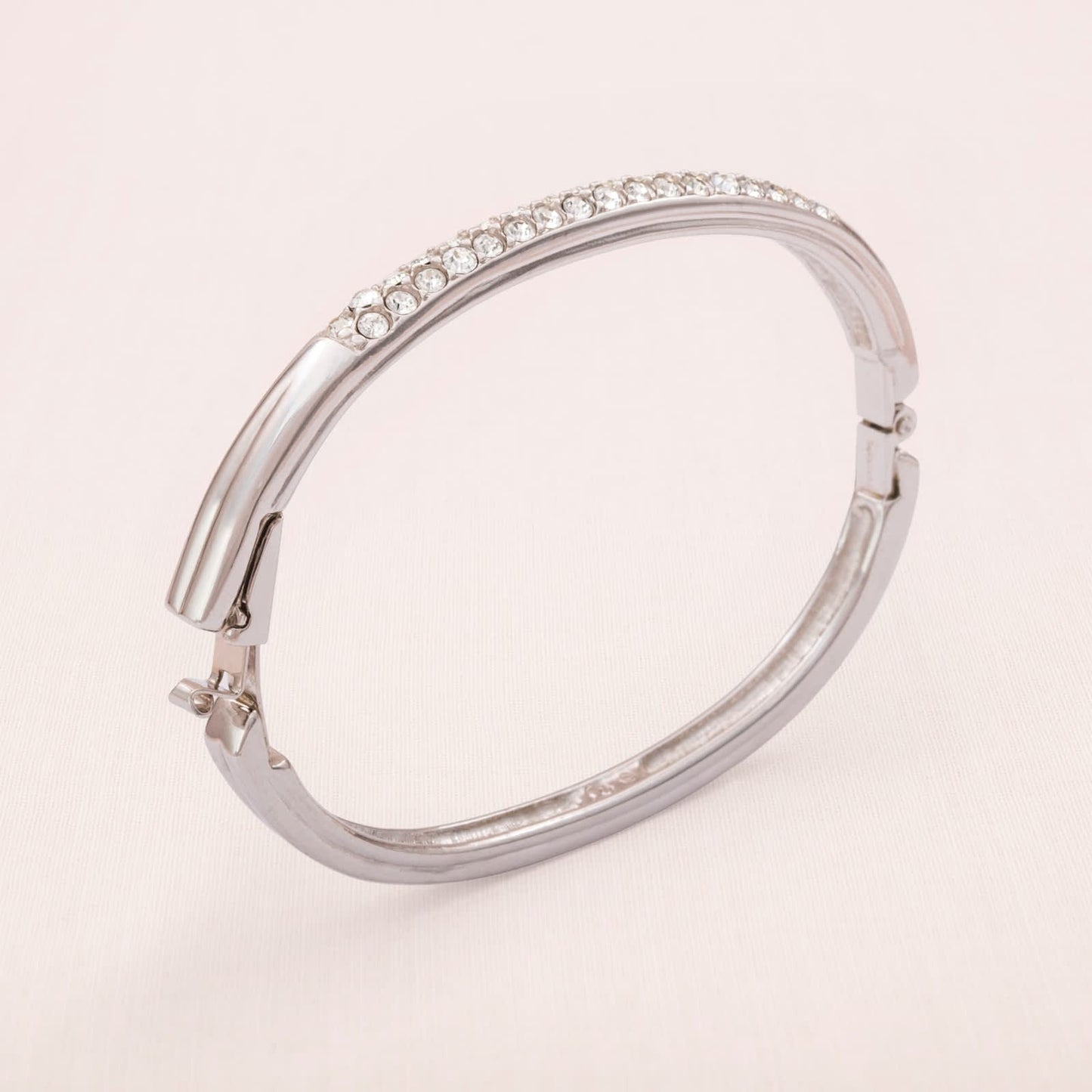 Swarovski-Armreif-zum-öffnen-rhodiniert-Kristallbesetzt