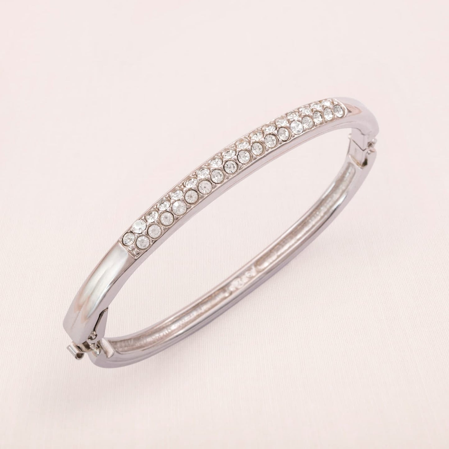 Swarovski-Armreif-zum-öffnen-rhodiniert-Kristallbesetzt