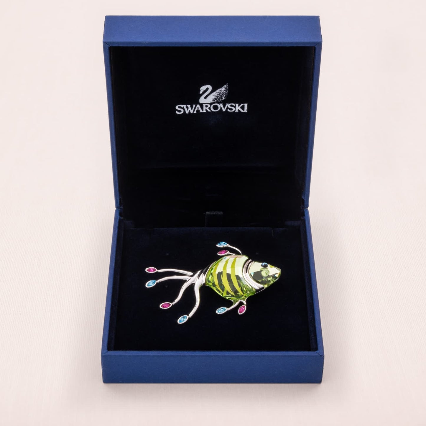 Swarovski-Brosche-tropischer-Fisch-grüner-Kristall-Navettesteine-pink-blau-Originalverpackung