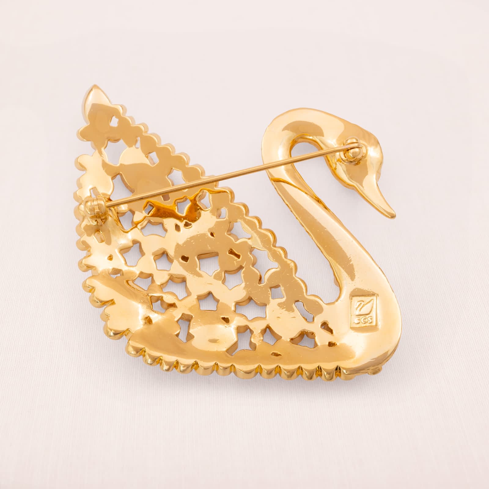 Swarovski-Jubiläums-Schwan-Brosche-vergoldete-Rückseite-signiert