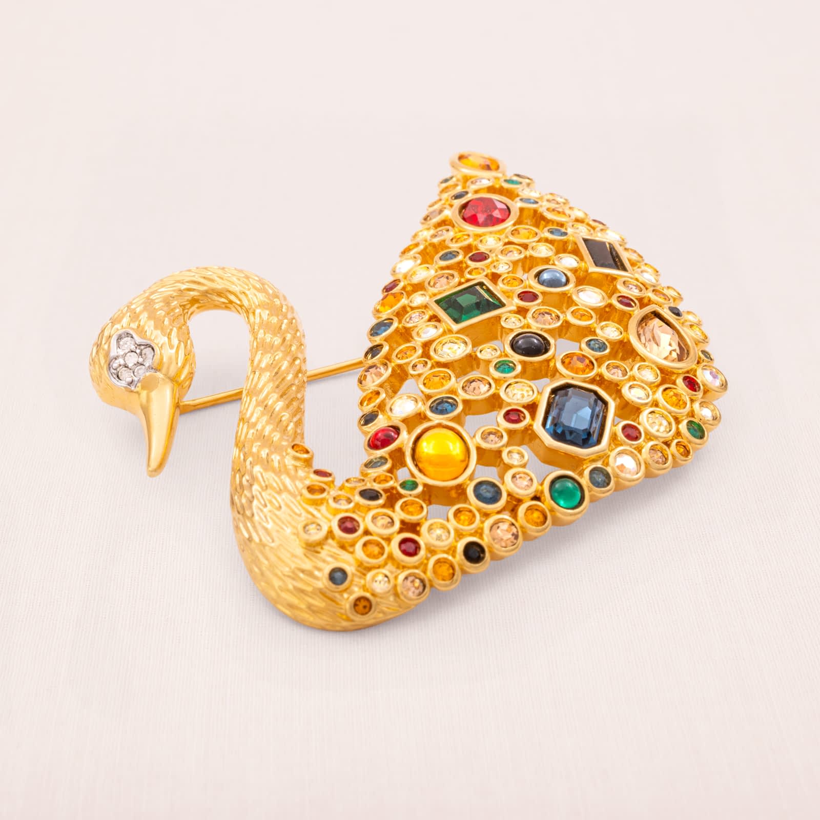 Swarovski-Jubiläums-Schwan-Brosche-mit-bunten-Kristallsteinen