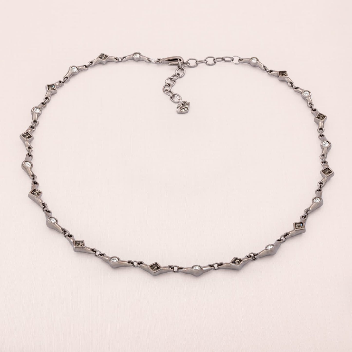 Vintage-Designer-Modeschmuck-Swarovski-Halskette-Gunmetal-Kristalle-grau-Find-Vintage-Beauty