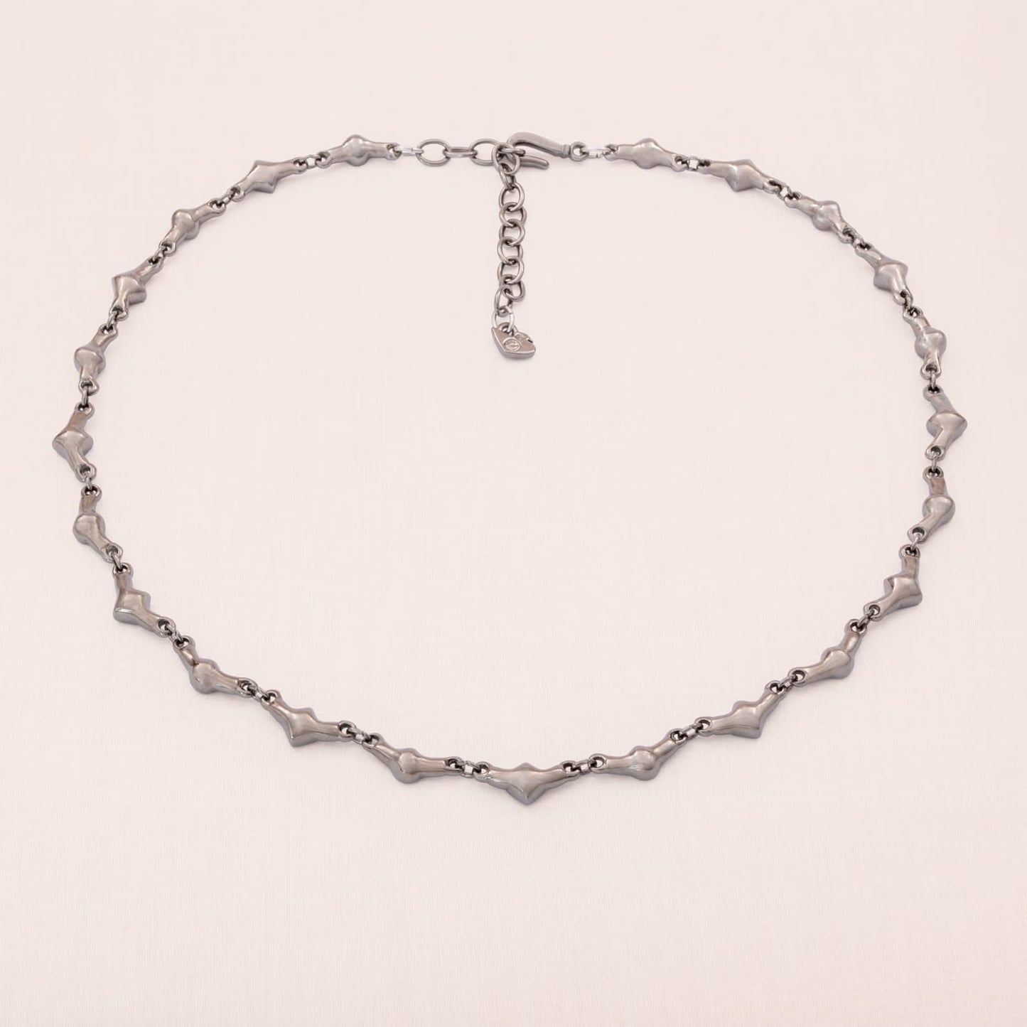 Vintage-Designer-Modeschmuck-Swarovski-Halskette-Gunmetal-Kristalle-grau-Find-Vintage-Beauty