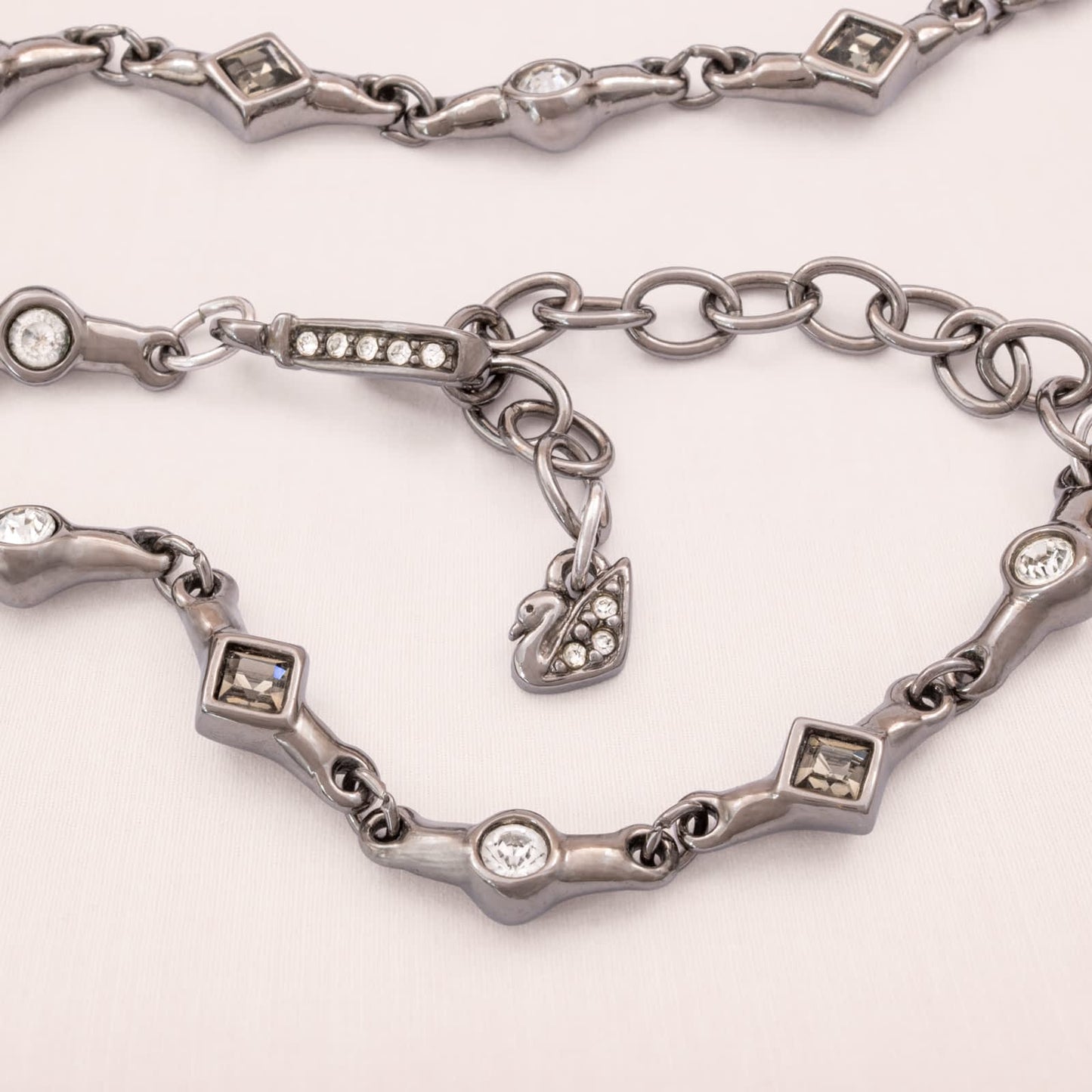 Vintage-Designer-Modeschmuck-Swarovski-Halskette-Gunmetal-Kristalle-grau-Find-Vintage-Beauty