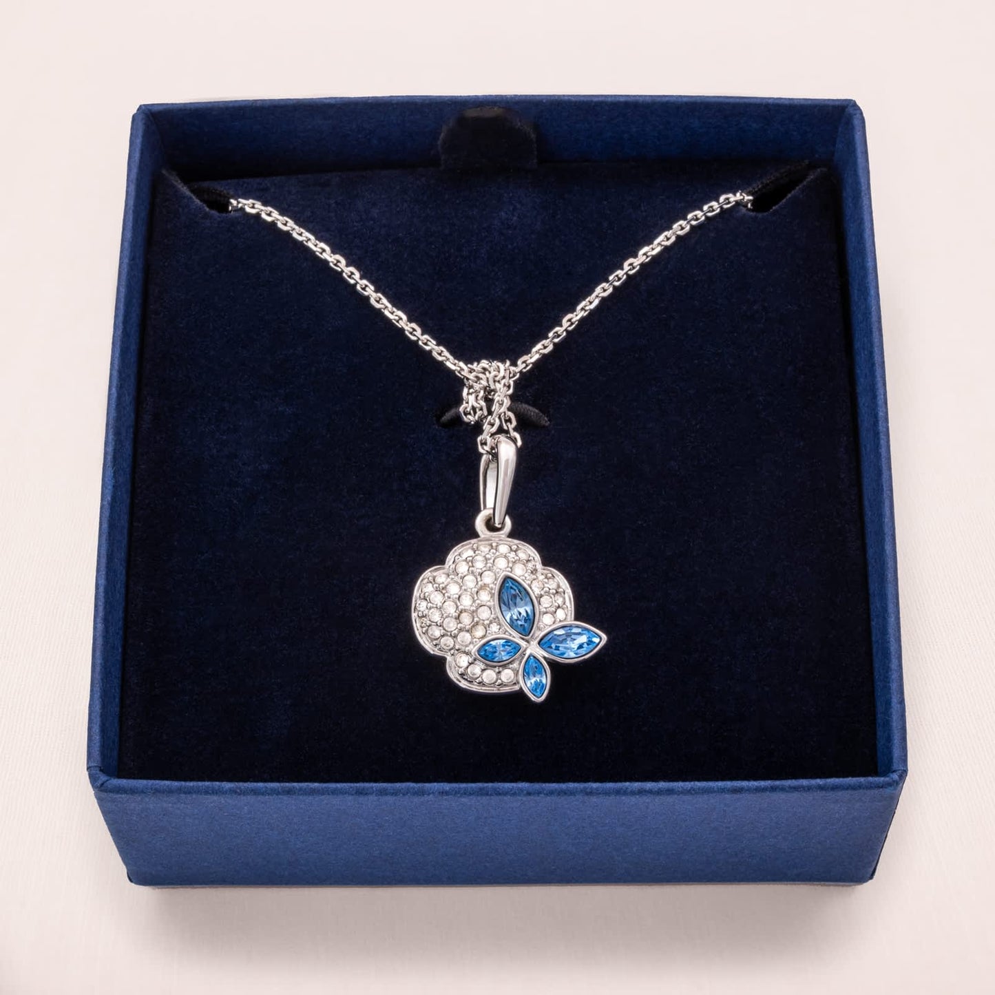 Swarovski-Halskette-silberfarbene-Kette-Anhänger-Kristall-Kleeblatt-Schmetterling-blau