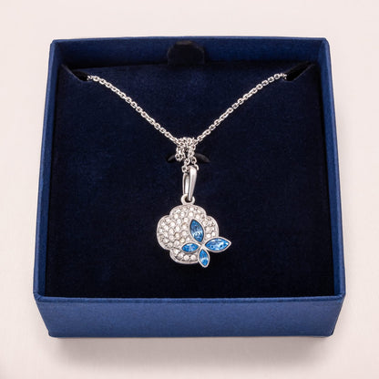 Swarovski-Halskette-silberfarbene-Kette-Anhänger-Kristall-Kleeblatt-Schmetterling-blau