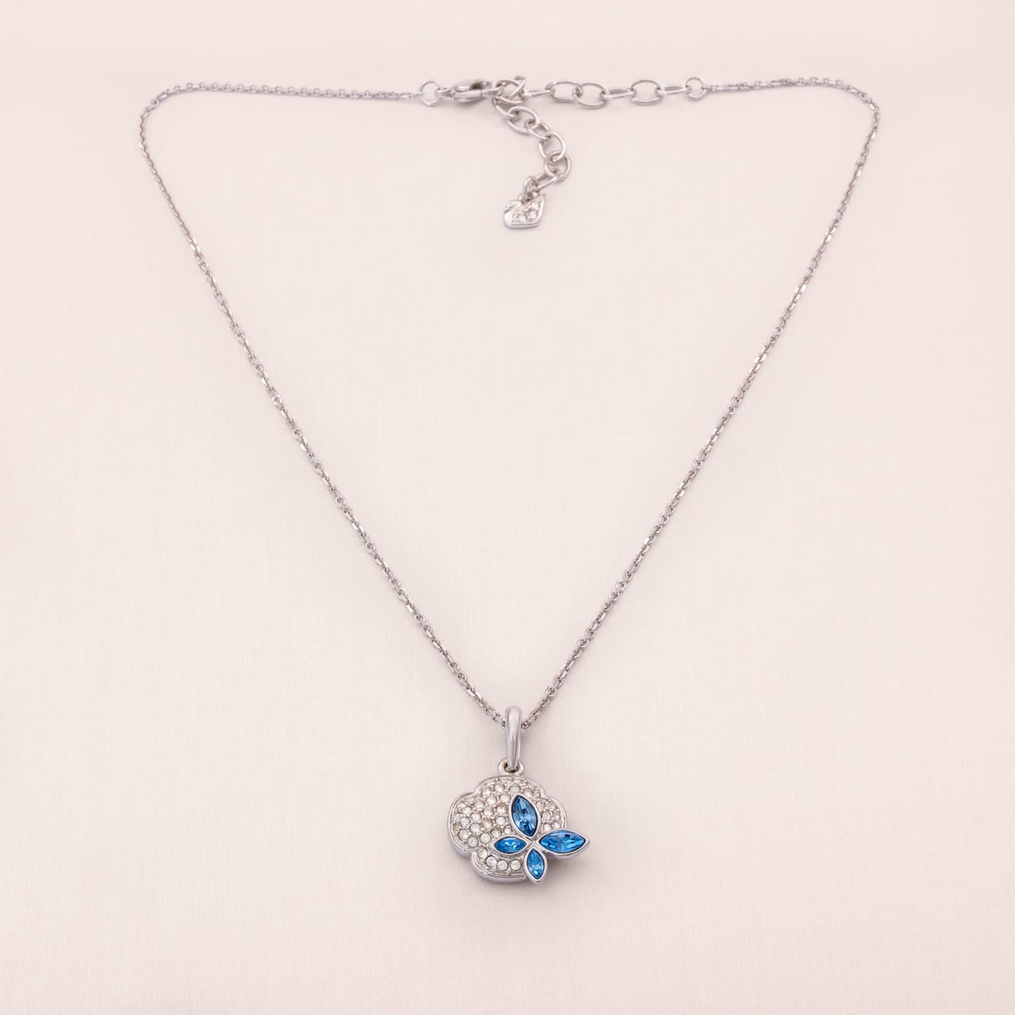 Swarovski-Halskette-silberfarbene-Kette-Anhänger-Kristall-Kleeblatt-Schmetterling-blau