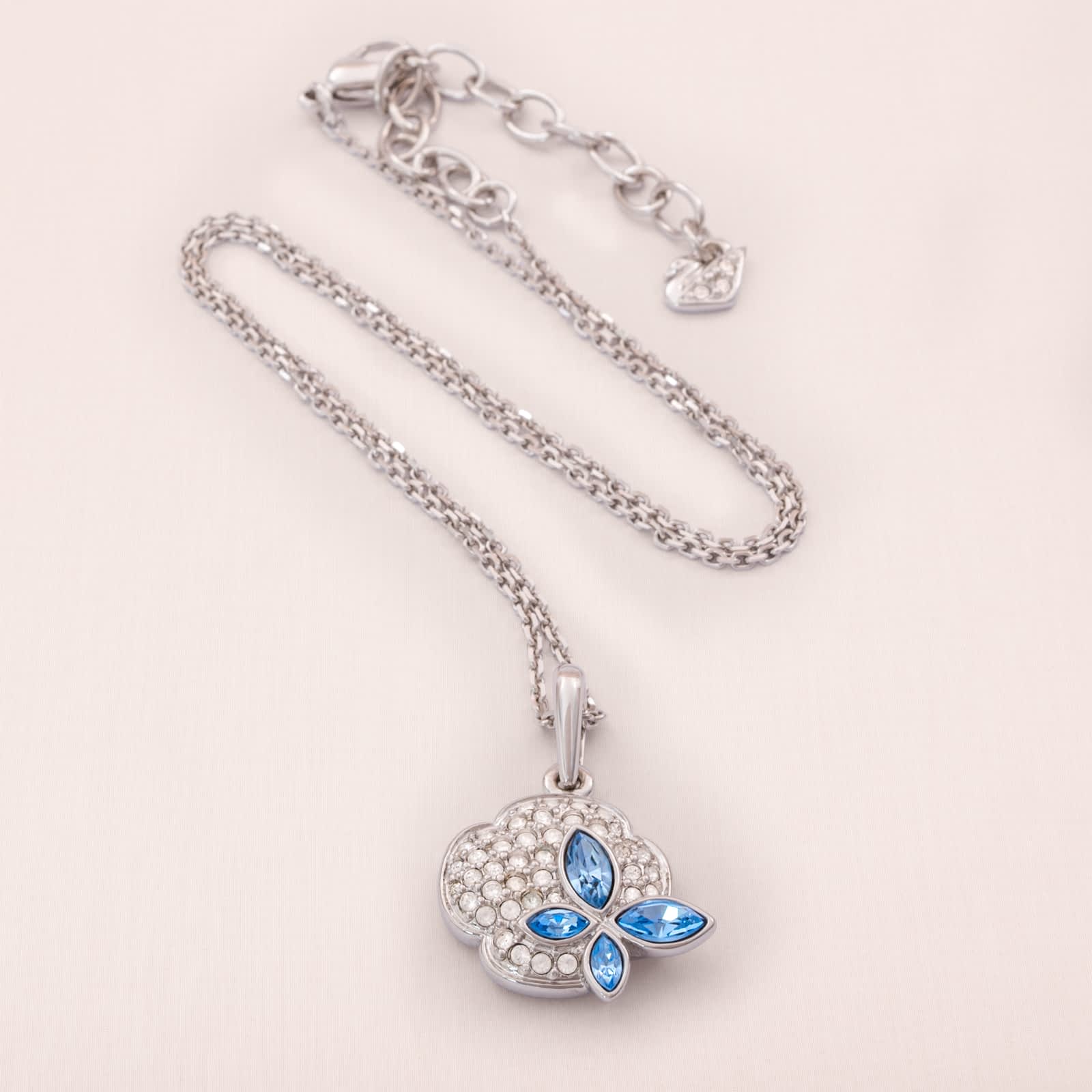 Swarovski-Halskette-silberfarbene-Kette-Anhänger-Kristall-Kleeblatt-Schmetterling-blau