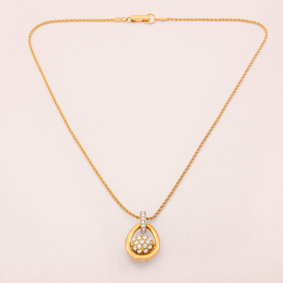 Swarovski-Halskette-kristallbesetzter-Kugel-Anhänger-vergoldete-Kordelkette-Schwan-signiert