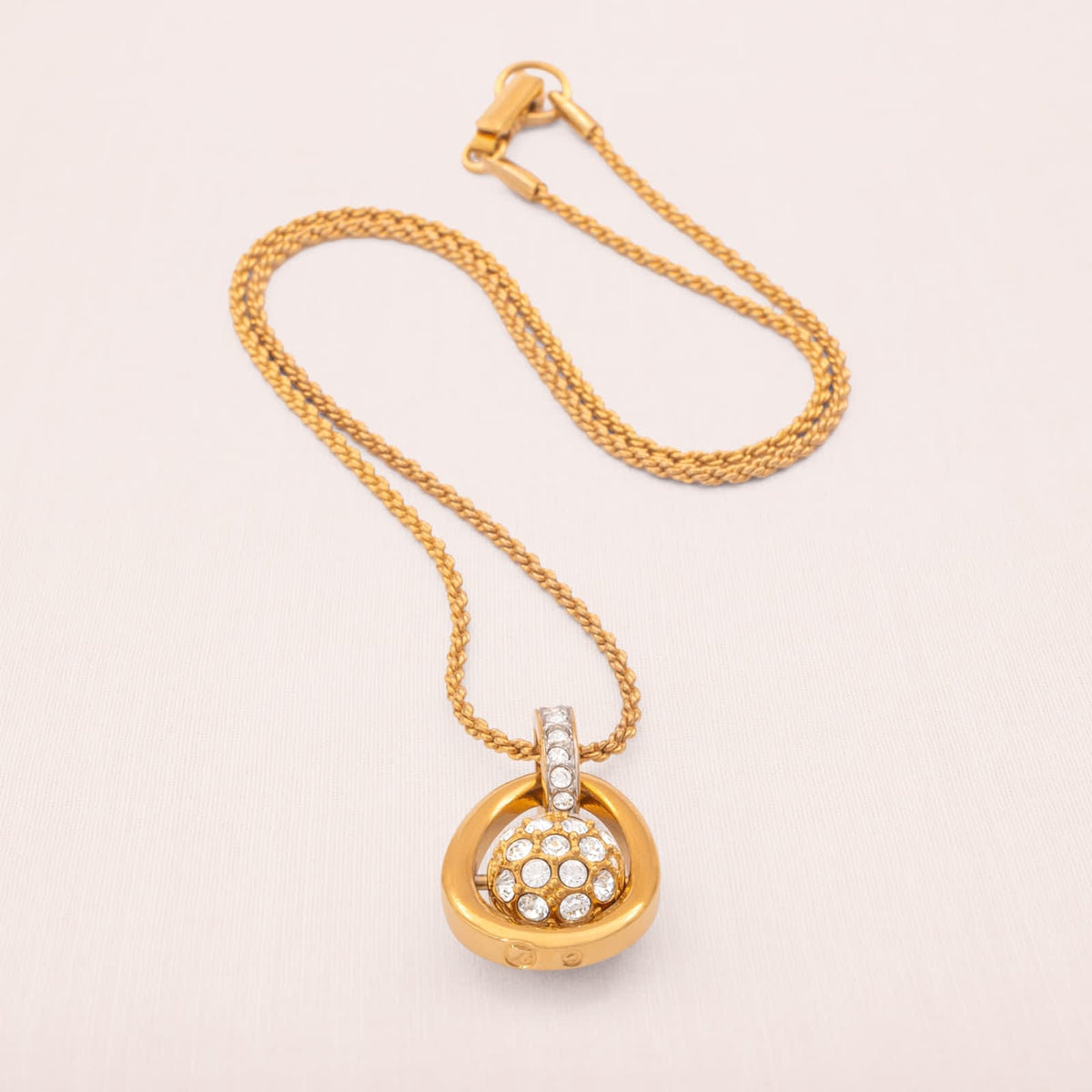 Swarovski-Halskette-kristallbesetzter-Kugel-Anhänger-vergoldete-Kordelkette-Schwan-signiert