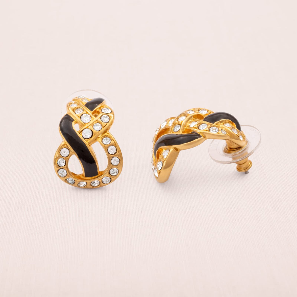 Swarovski-Ohrringe-Halbkreolen-Flechtdesign-vergoldet-schwarze-Emaille-Kristalle
