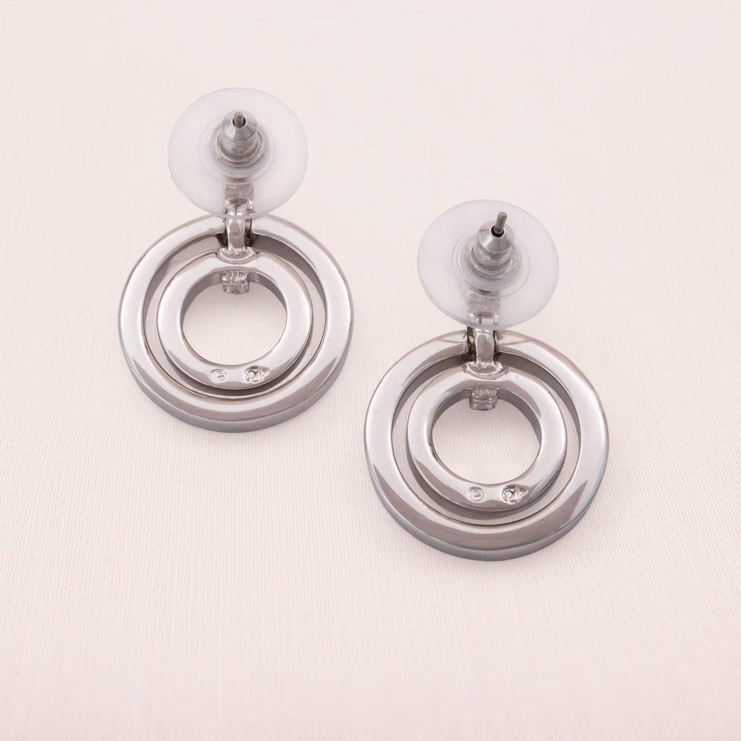 Swarovski-Ohrringe-silberfarbene-Rückseiten-Schwan-signiert