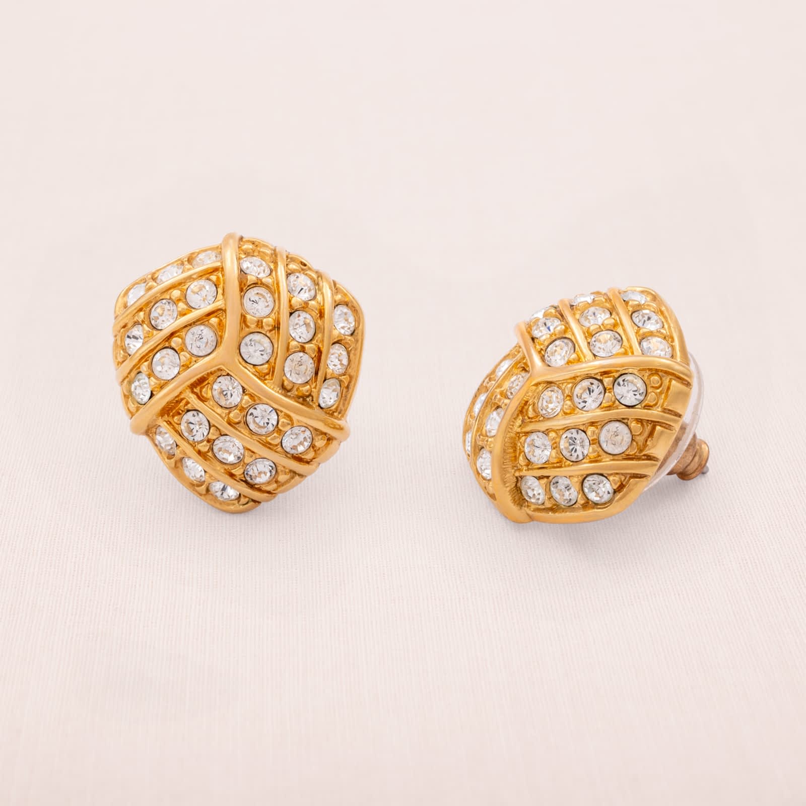 Swarovski-Ohrringe-vergoldet-abgerndet-dreieckige-Form-Pavè-Kristall-besetzt
