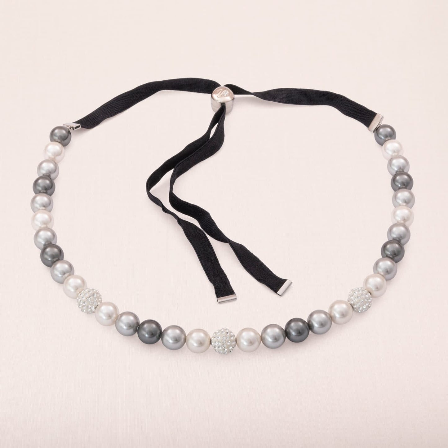 Swarovski-Perlenkette-klassische-graue-Perlen-Satinband-Schieber-Verschluss