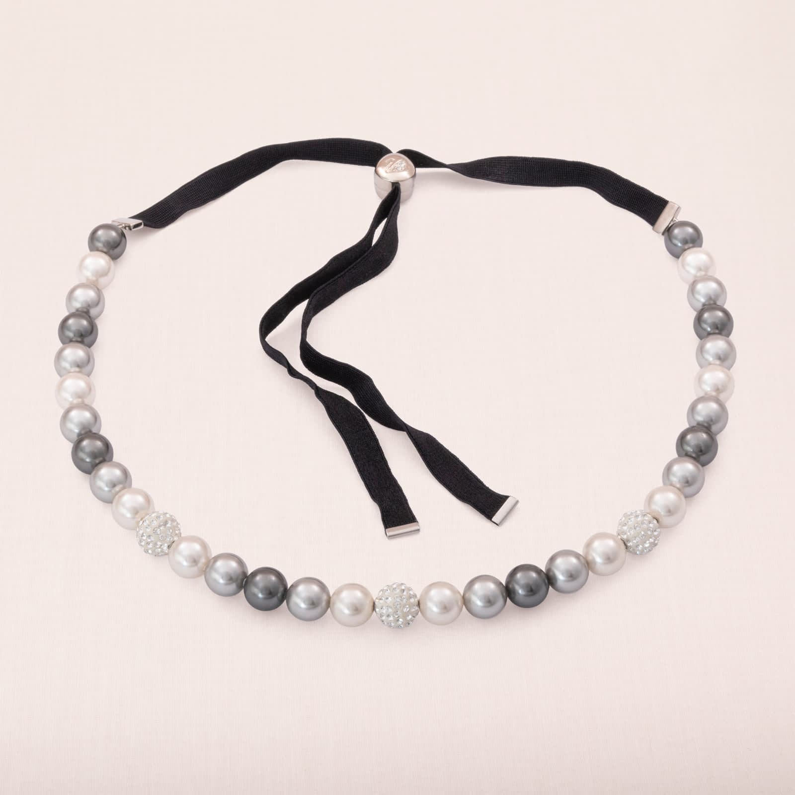 Swarovski-Perlenkette-klassische-graue-Perlen-Satinband-Schieber-Verschluss