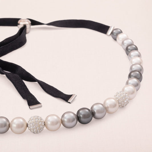 Swarovski-Perlenkette-klassische-graue-Perlen-Satinband-Schieber-Verschluss