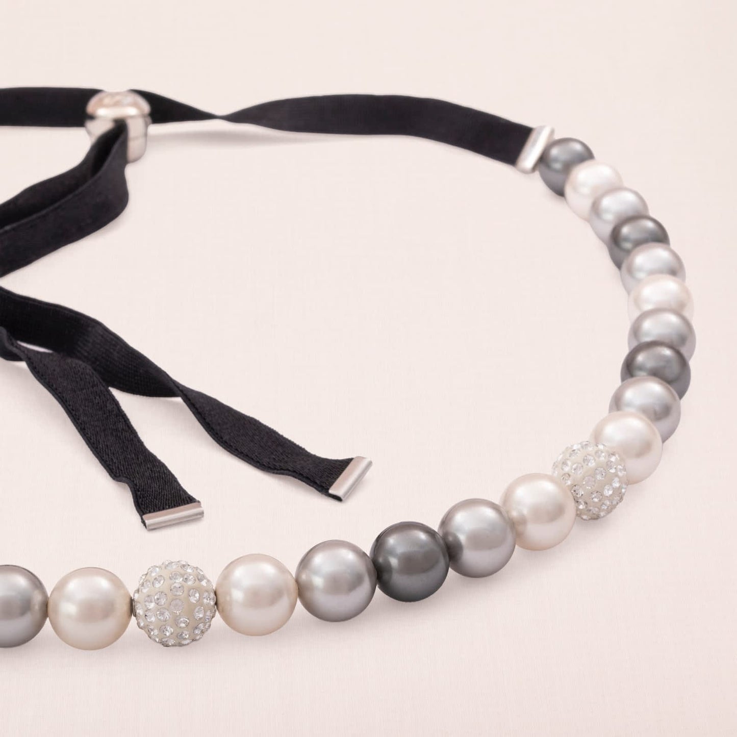 Swarovski-Perlenkette-klassische-graue-Perlen-Satinband-Schieber-Verschluss