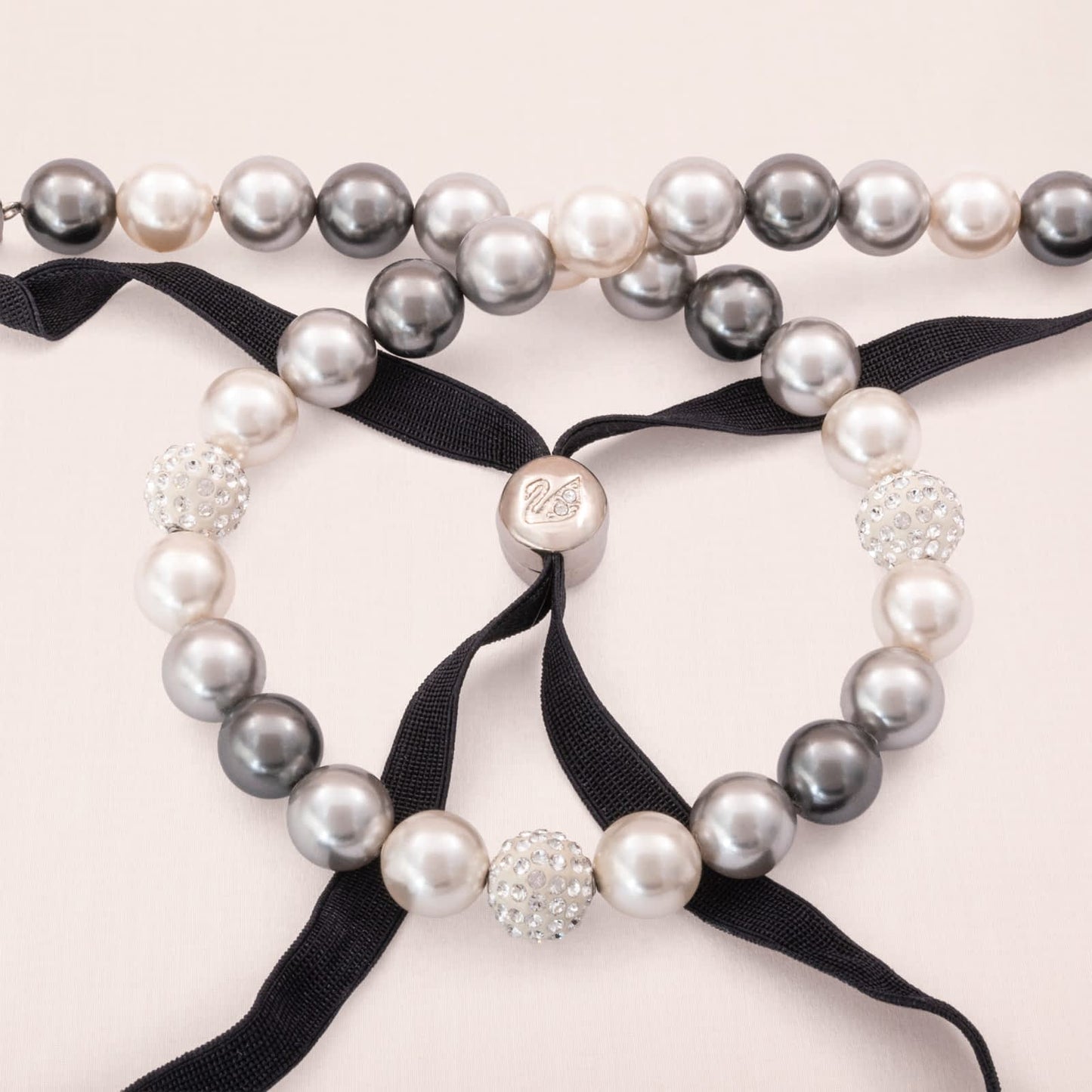 Swarovski-Perlenkette-klassische-graue-Perlen-Satinband-Schieber-Verschluss-Schwan-signiert