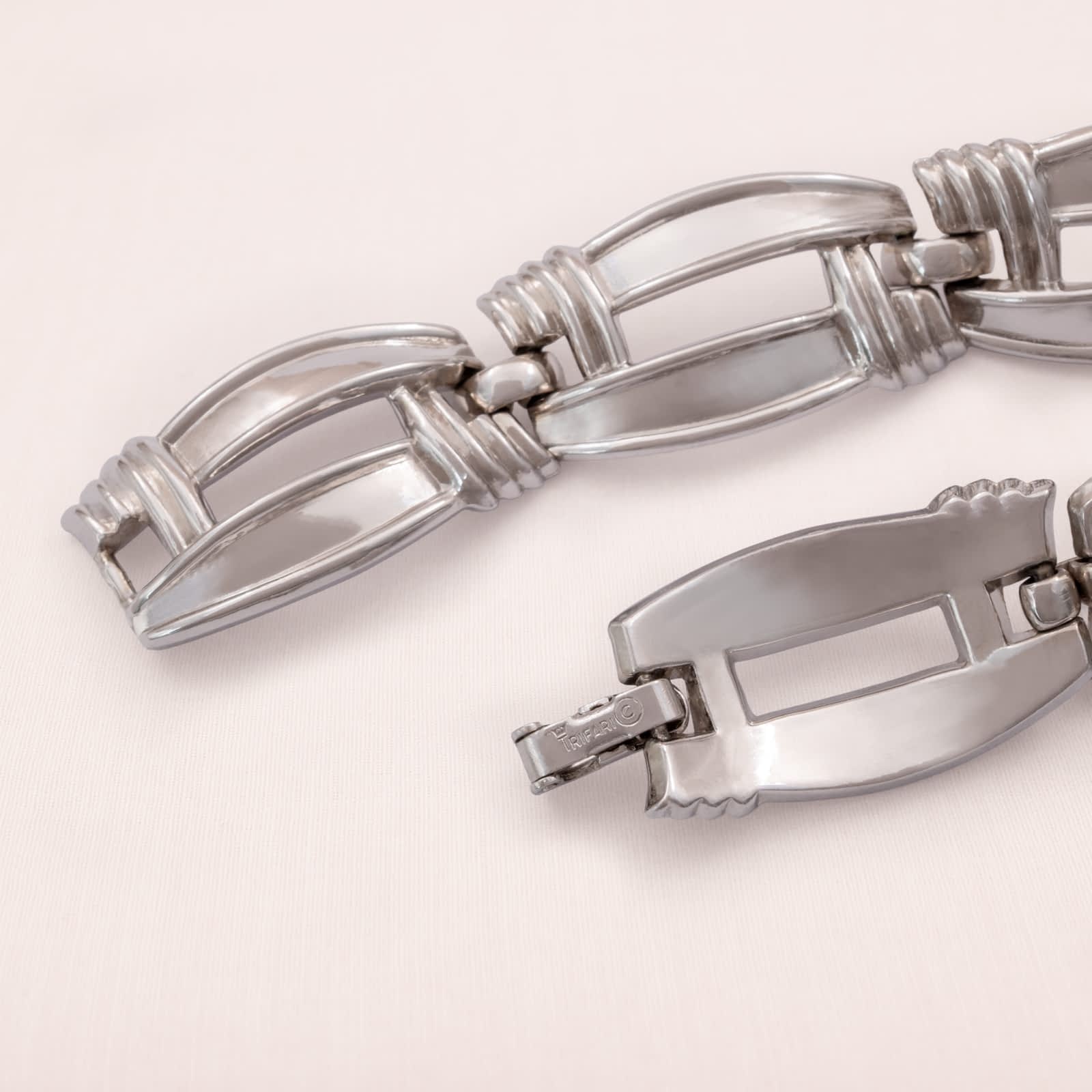 Trifari-Armband-silberfarben-elegantes-Design-längliche-Kettenglieder-signiert