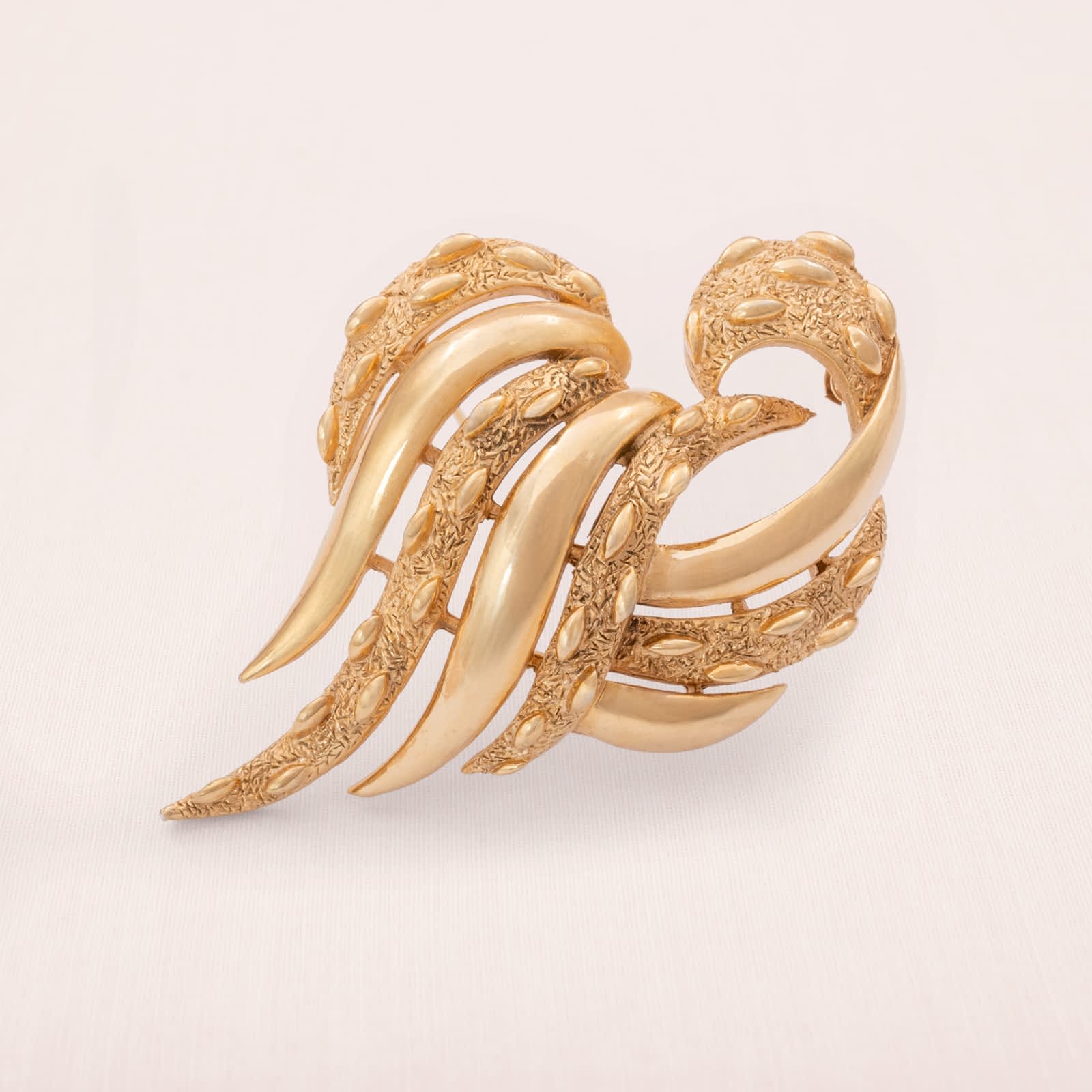 Trifari-1960er-Brosche-vergoldet-geschwungen