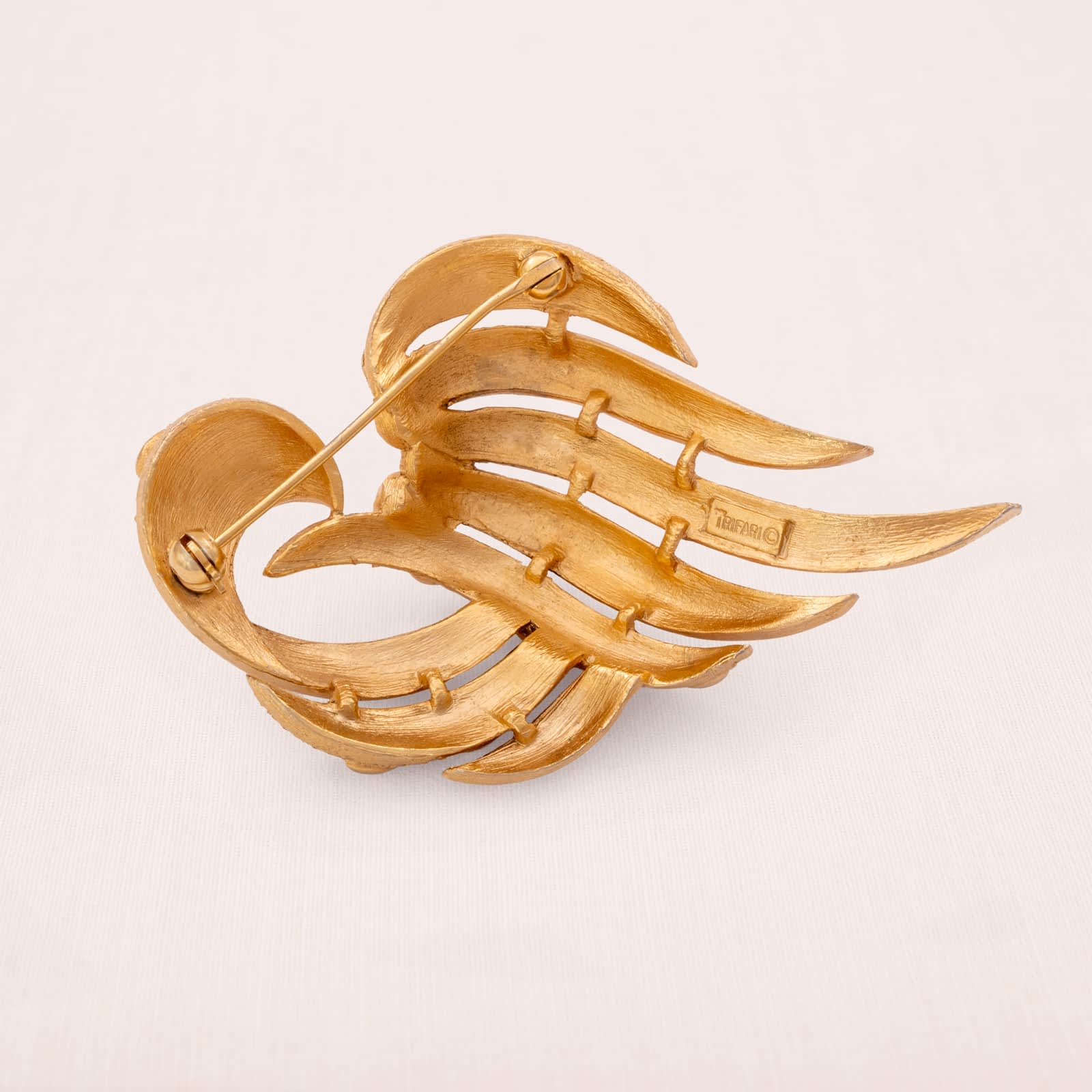 Trifari-1960er-Brosche-vergoldet-geschwungen-Rückseite-Signiert-mit-Krone